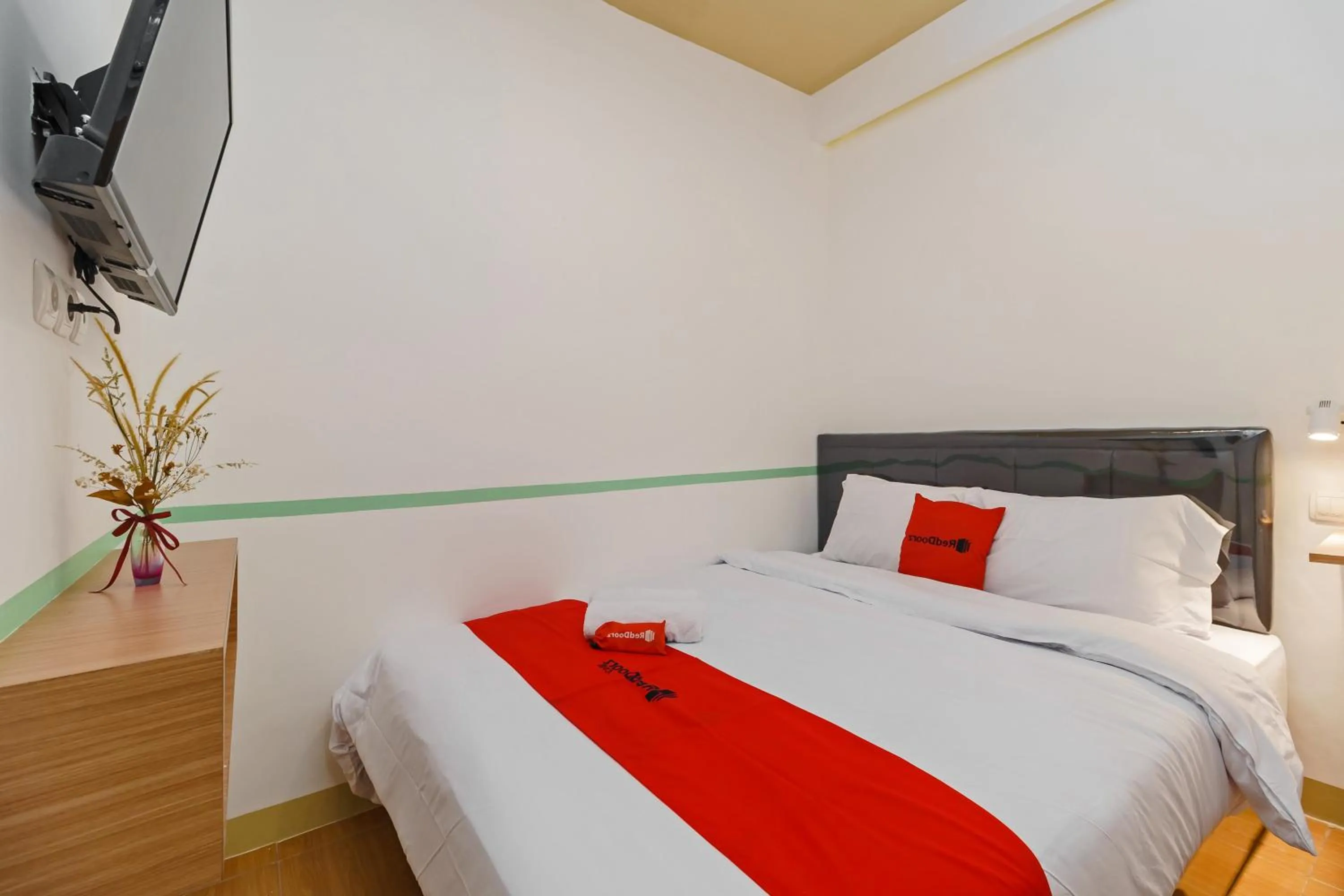 Bed in RedDoorz @ Taman Royal Tangerang