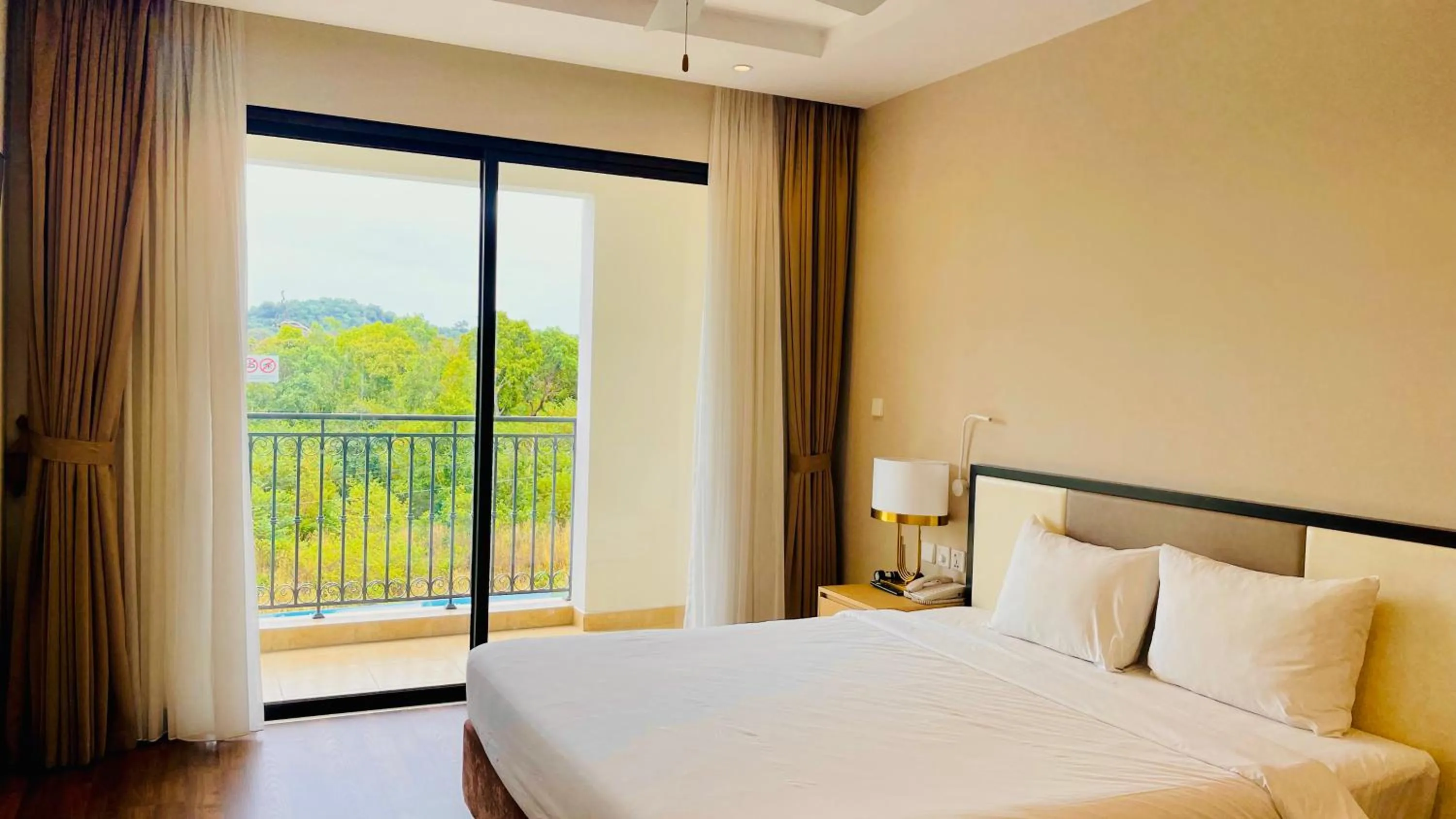 Bedroom, Bed in Vinholidays Fiesta Phu Quoc