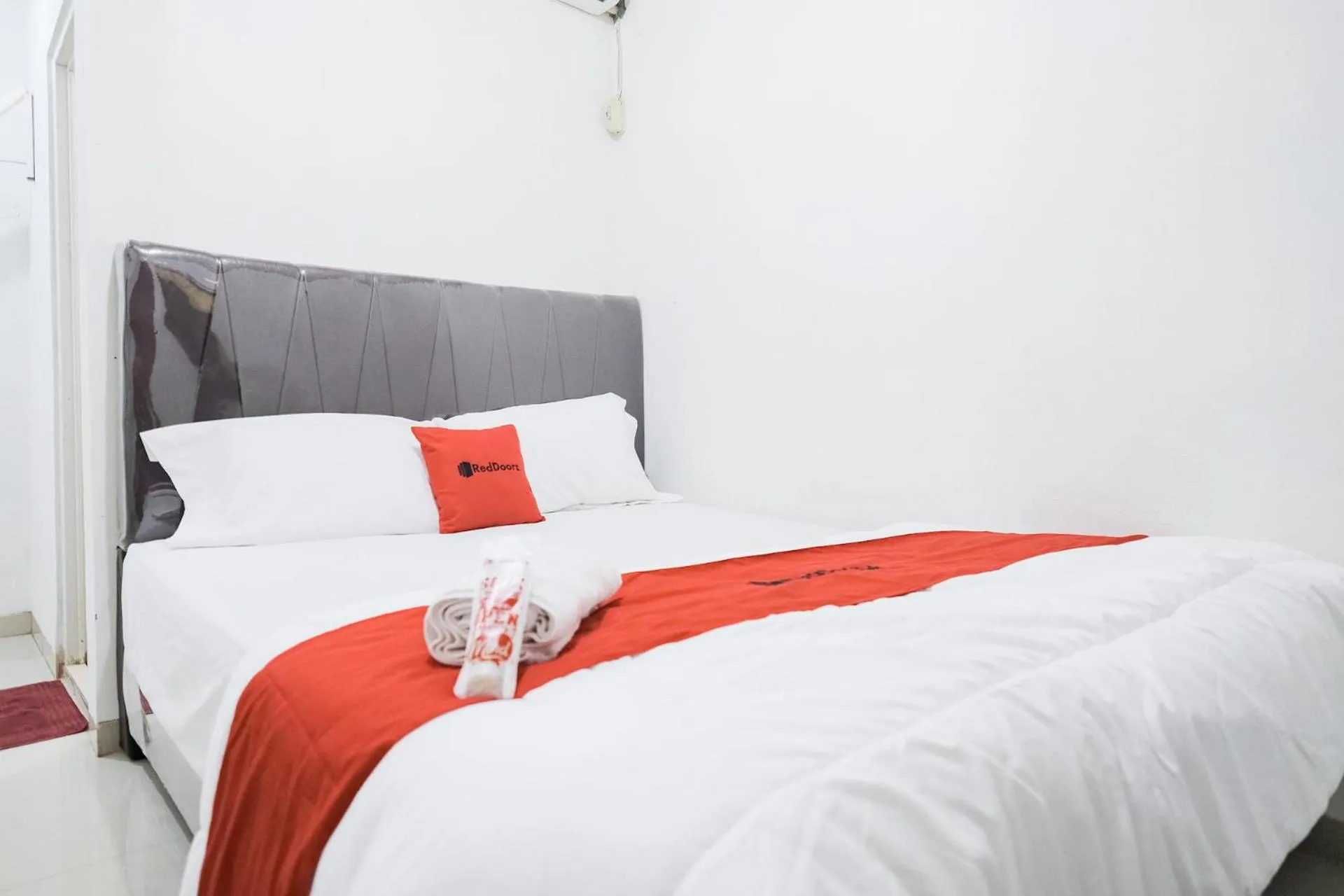 Bedroom, Bed in RedDoorz near Jalan Perintis Kemerdekaan Lampung