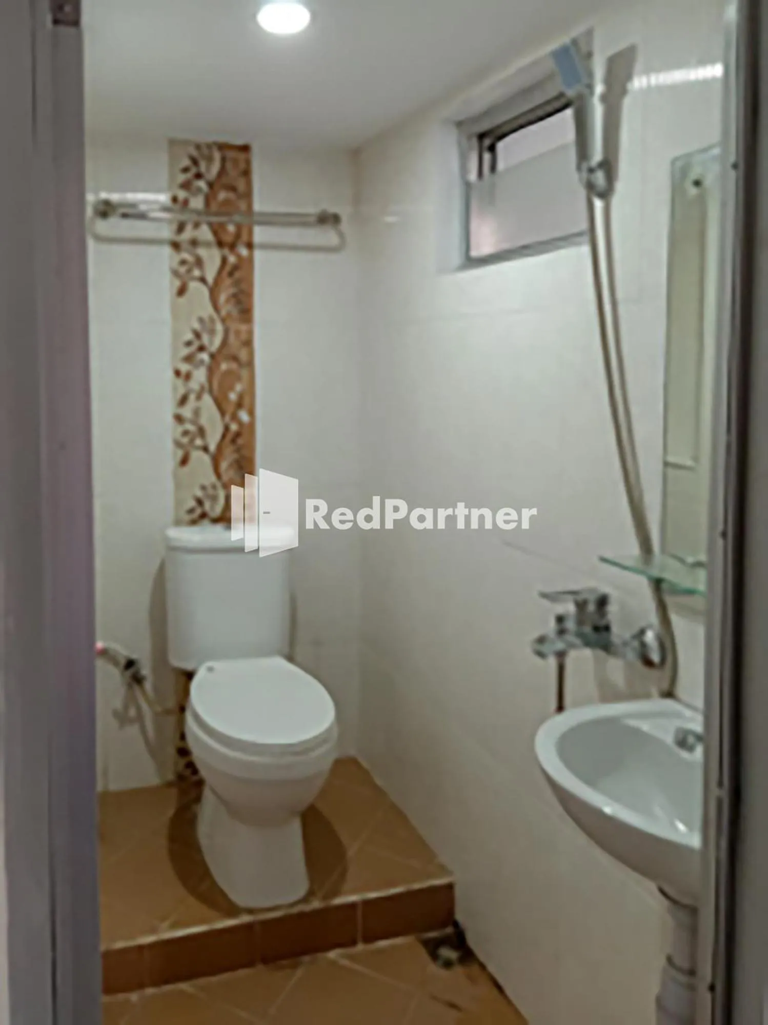 Bathroom in Hotel Trikatu Kendal near Taman Kota Weleri Mitra RedDoorz
