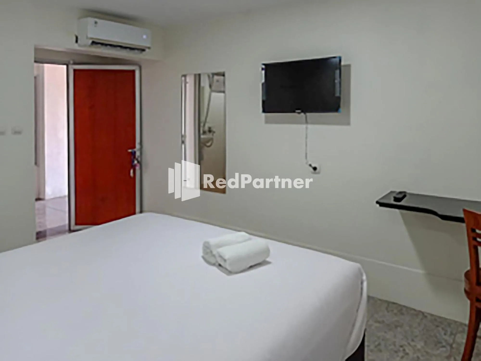 Bed in Hotel Trikatu Kendal near Taman Kota Weleri Mitra RedDoorz
