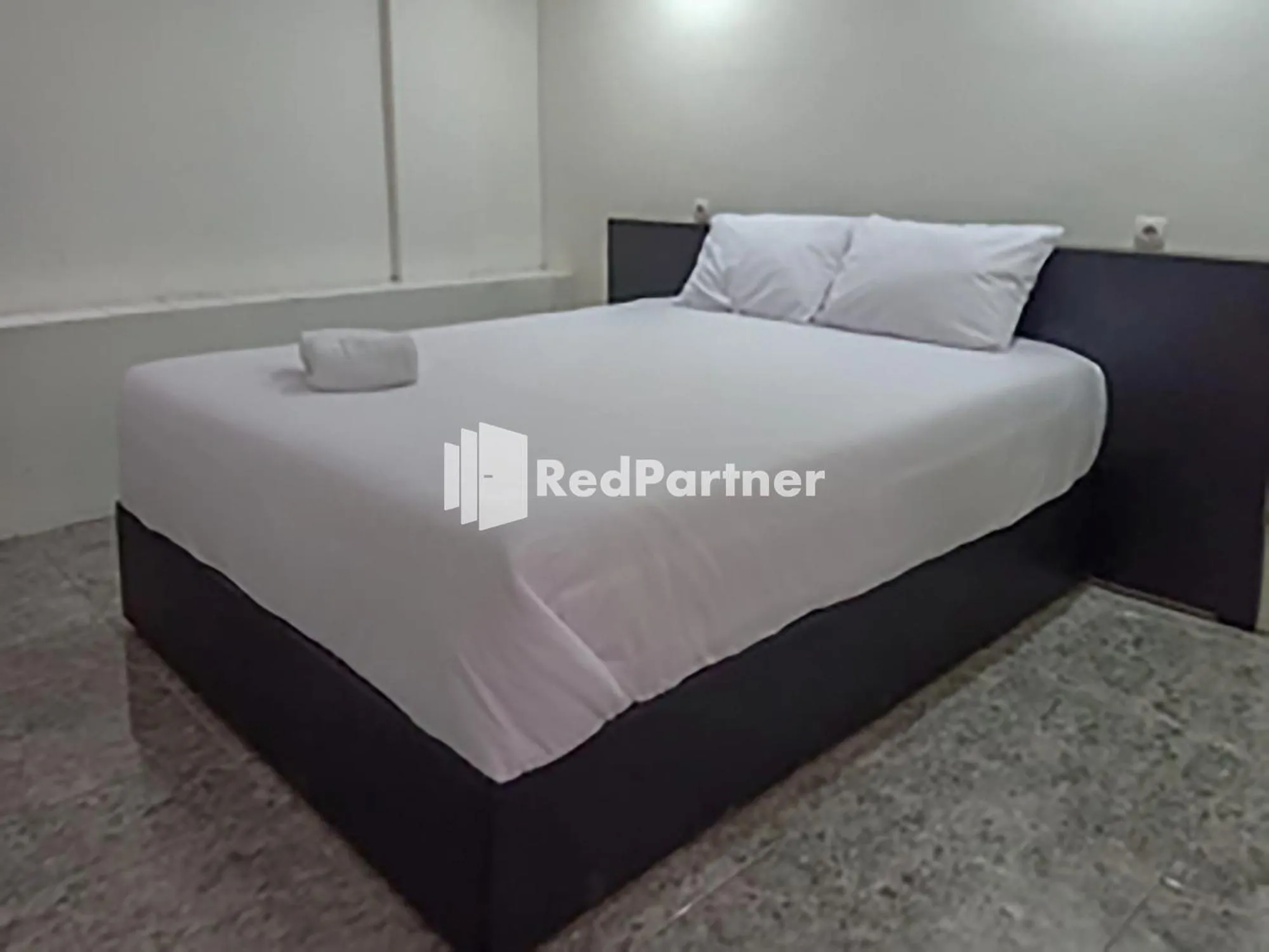 Bed in Hotel Trikatu Kendal near Taman Kota Weleri Mitra RedDoorz