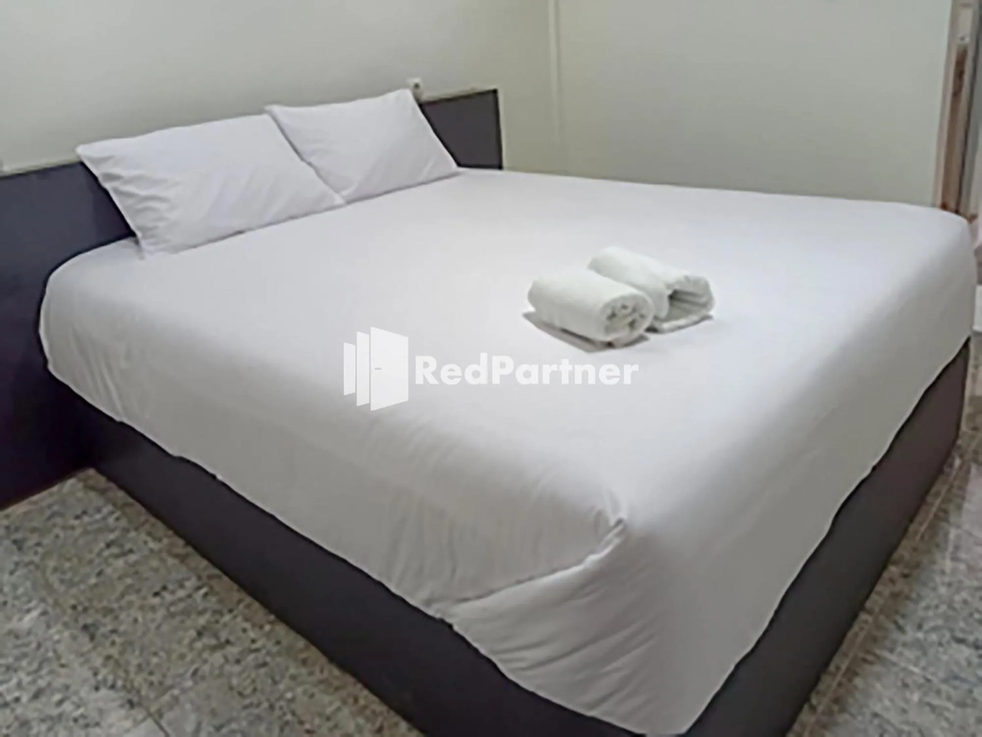 Bed in Hotel Trikatu Kendal near Taman Kota Weleri Mitra RedDoorz