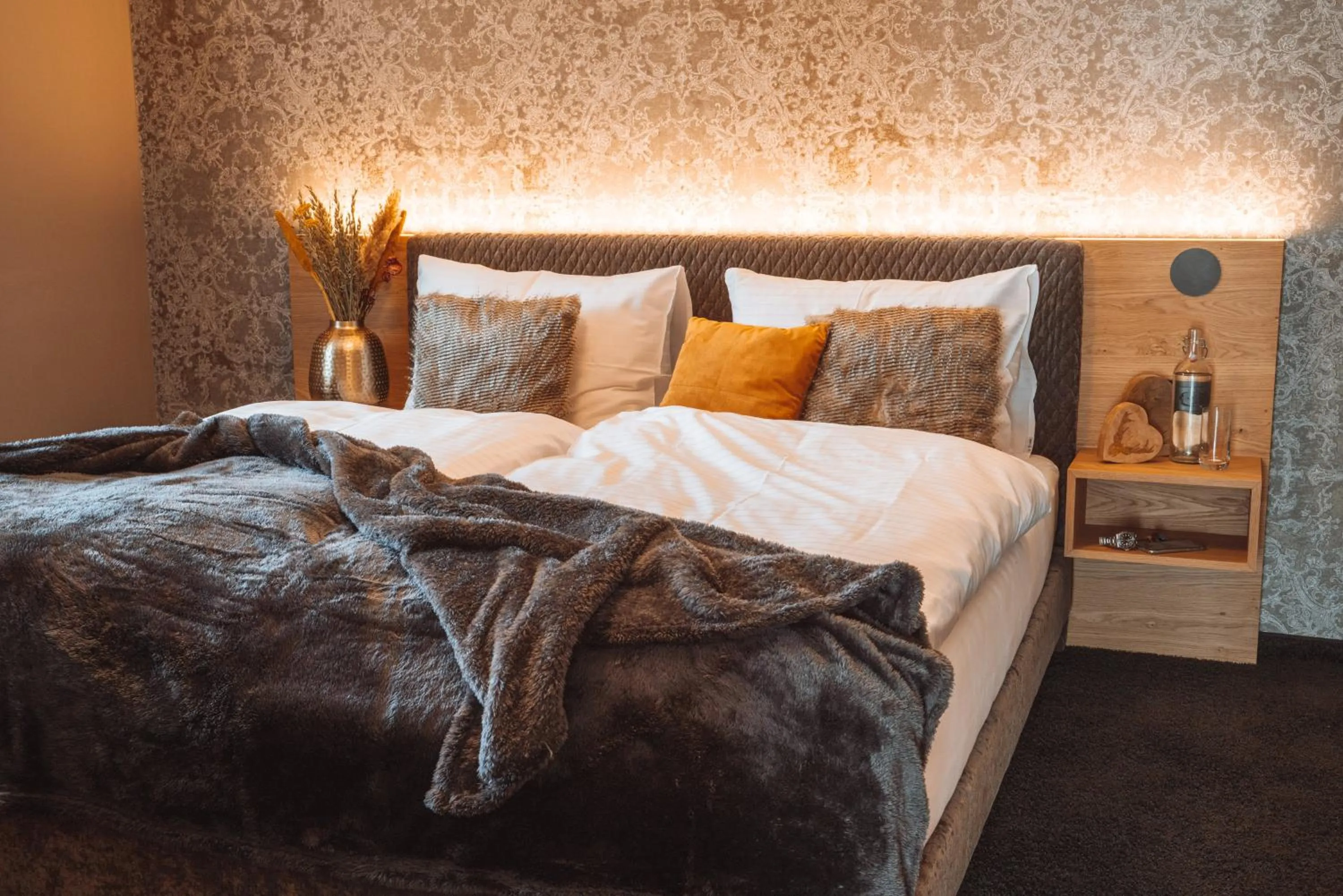 Bedroom, Bed in Mountainview Apartments