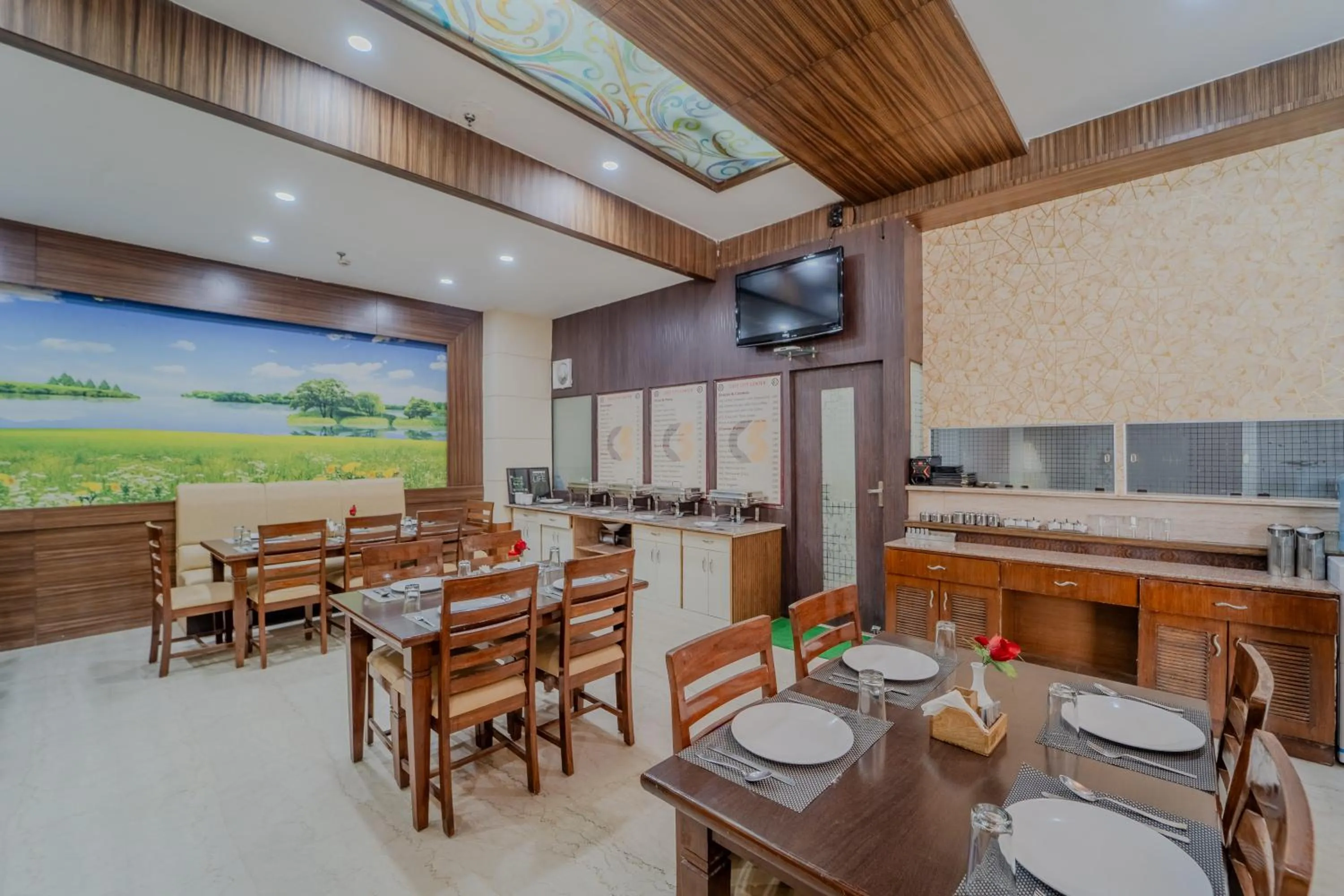 Restaurant/places to eat in Hotel City Square By KeyMagics