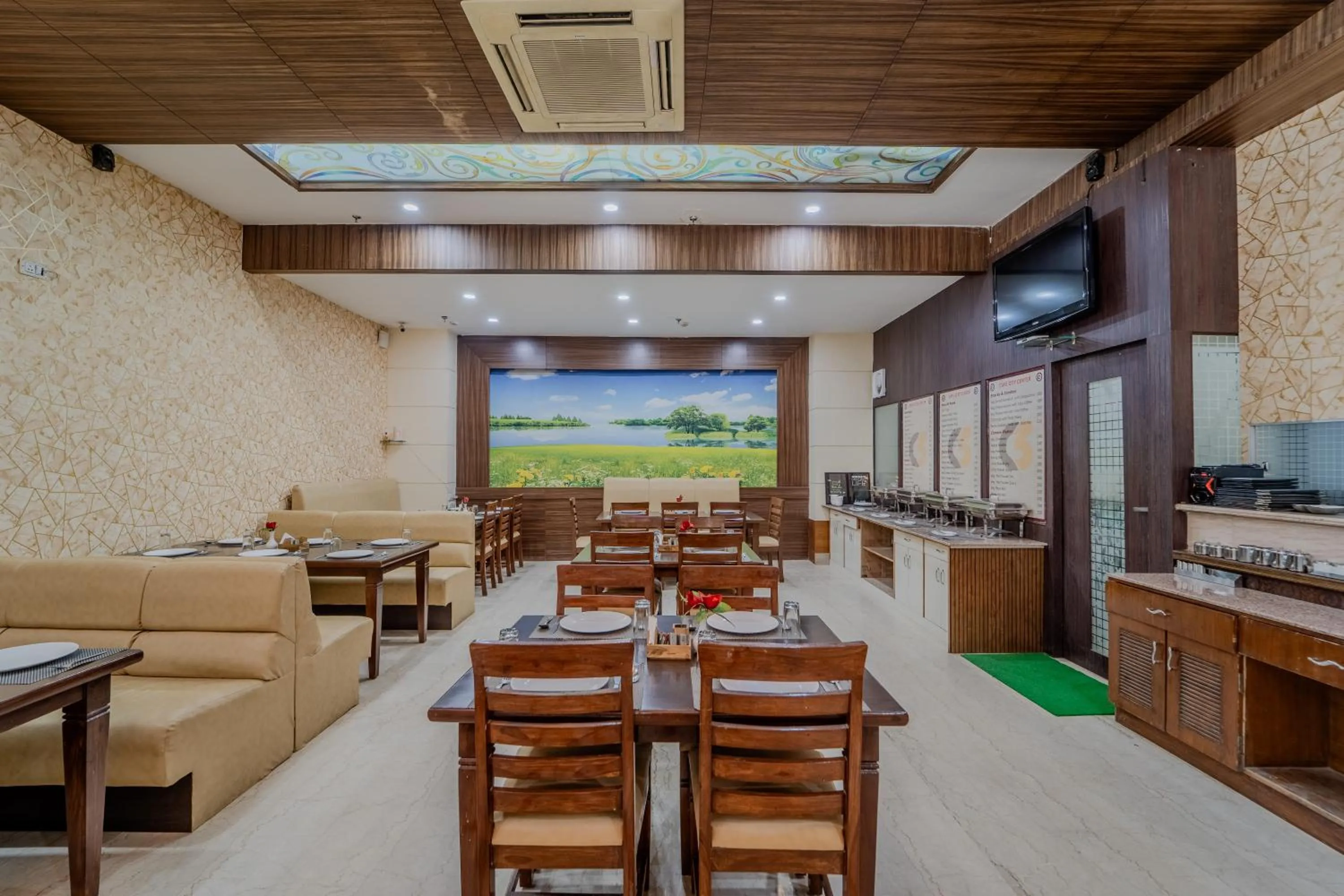 Restaurant/places to eat in Hotel City Square By KeyMagics