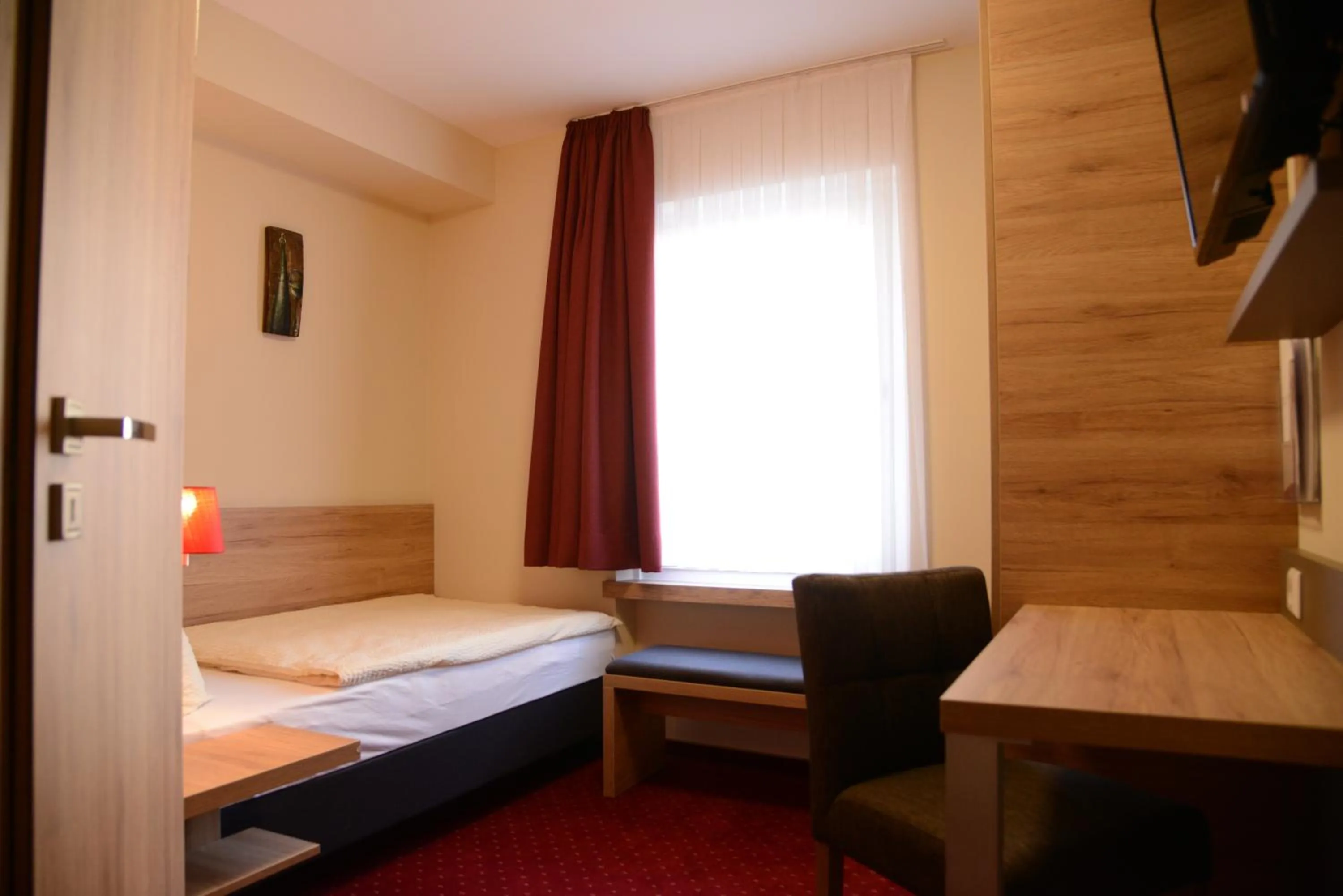 Photo of the whole room, Bed in Weinhaus Gräfen