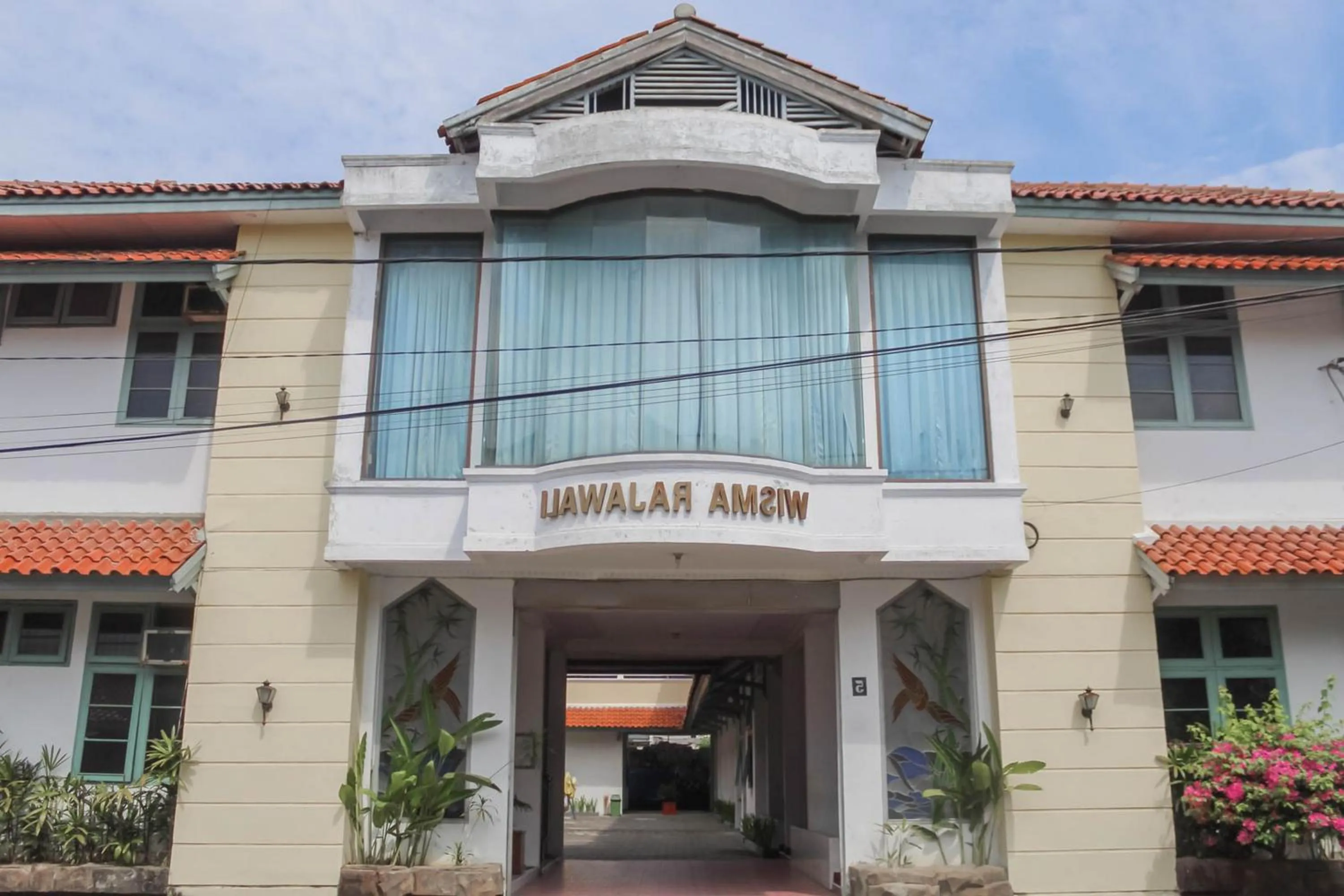 Facade/entrance in Hotel Rajawali Mitra RedDoorz
