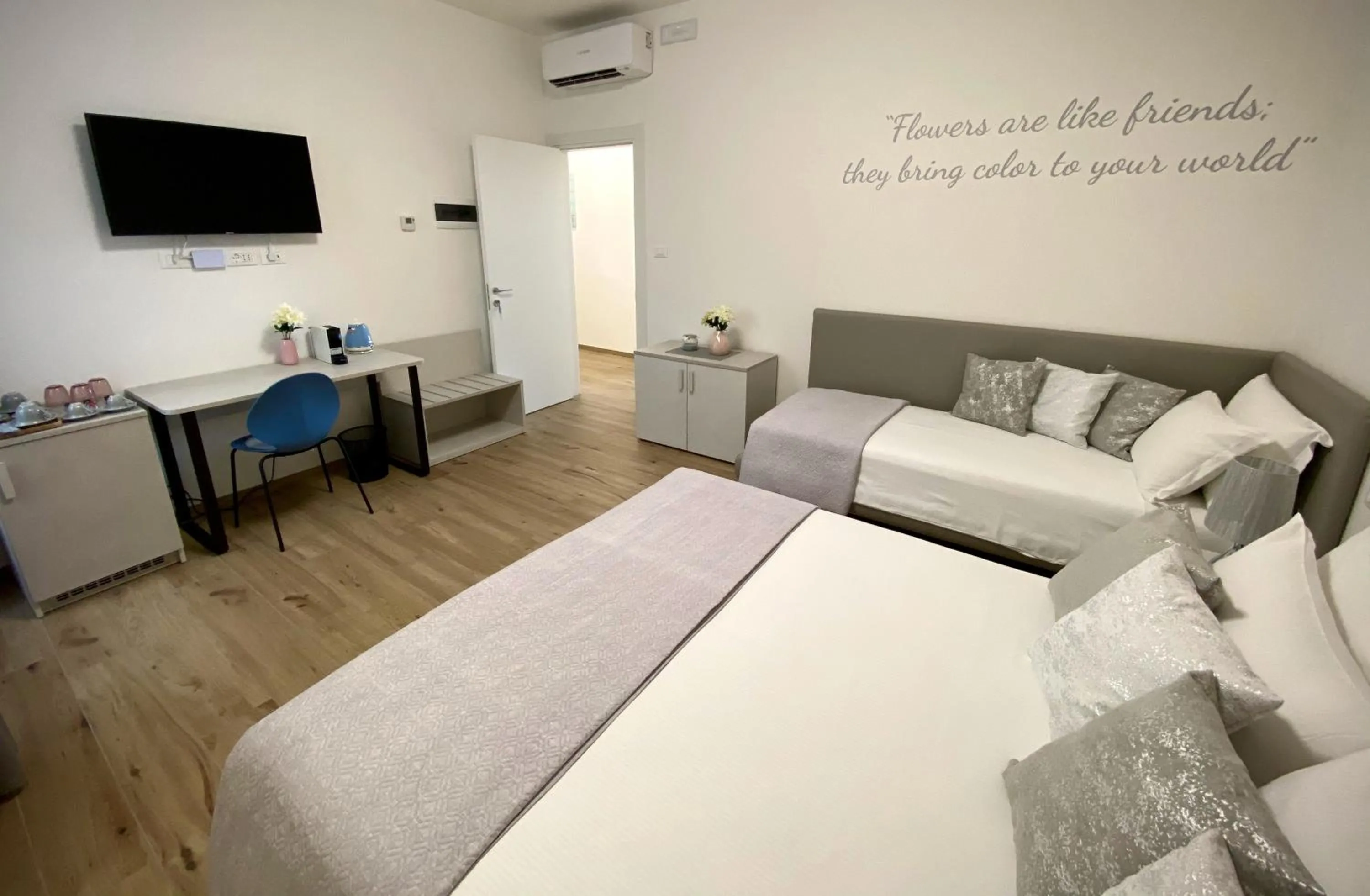 TV and multimedia, Bed in Five Flowers Guest House
