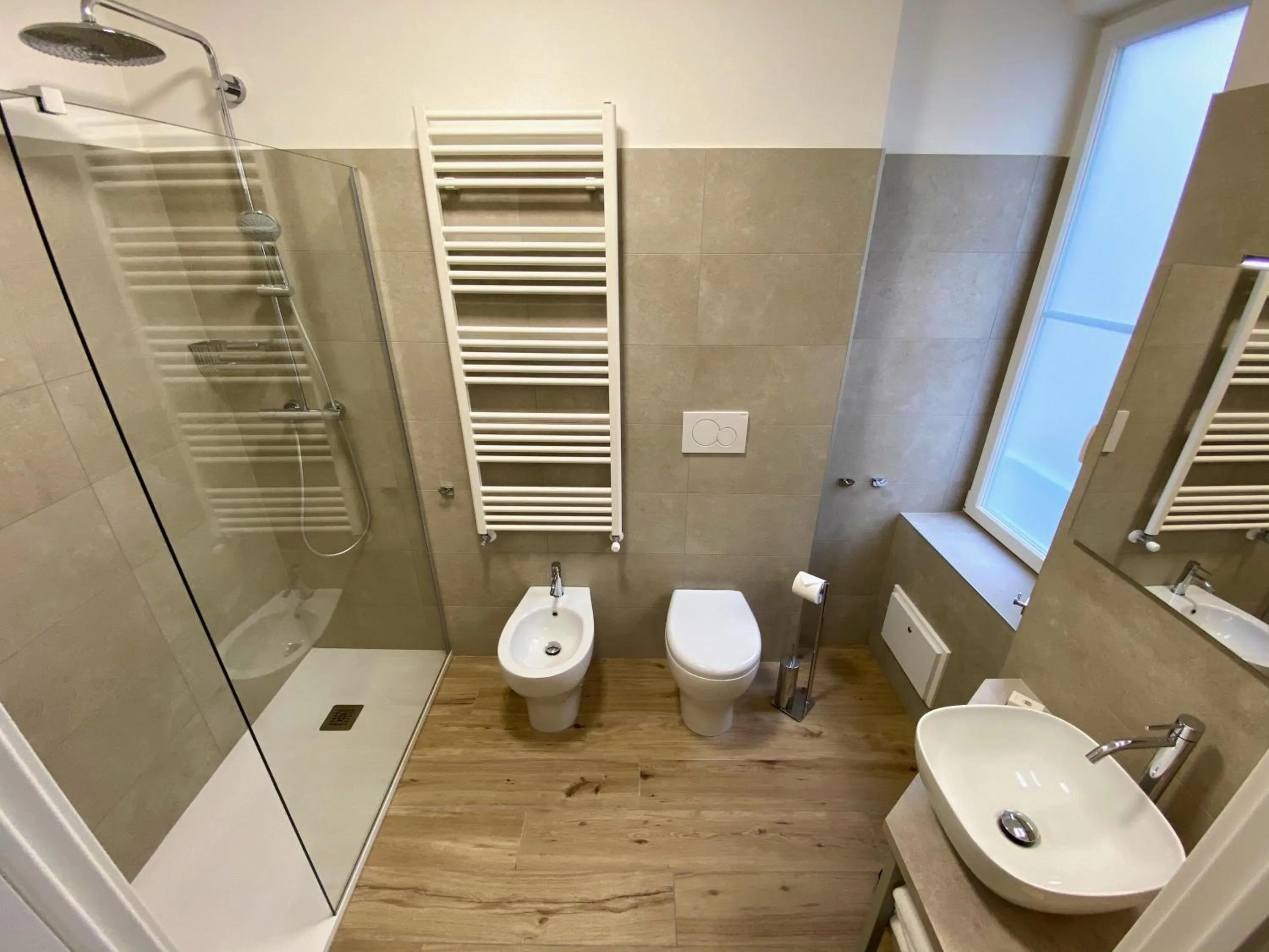 Shower in Five Flowers Guest House
