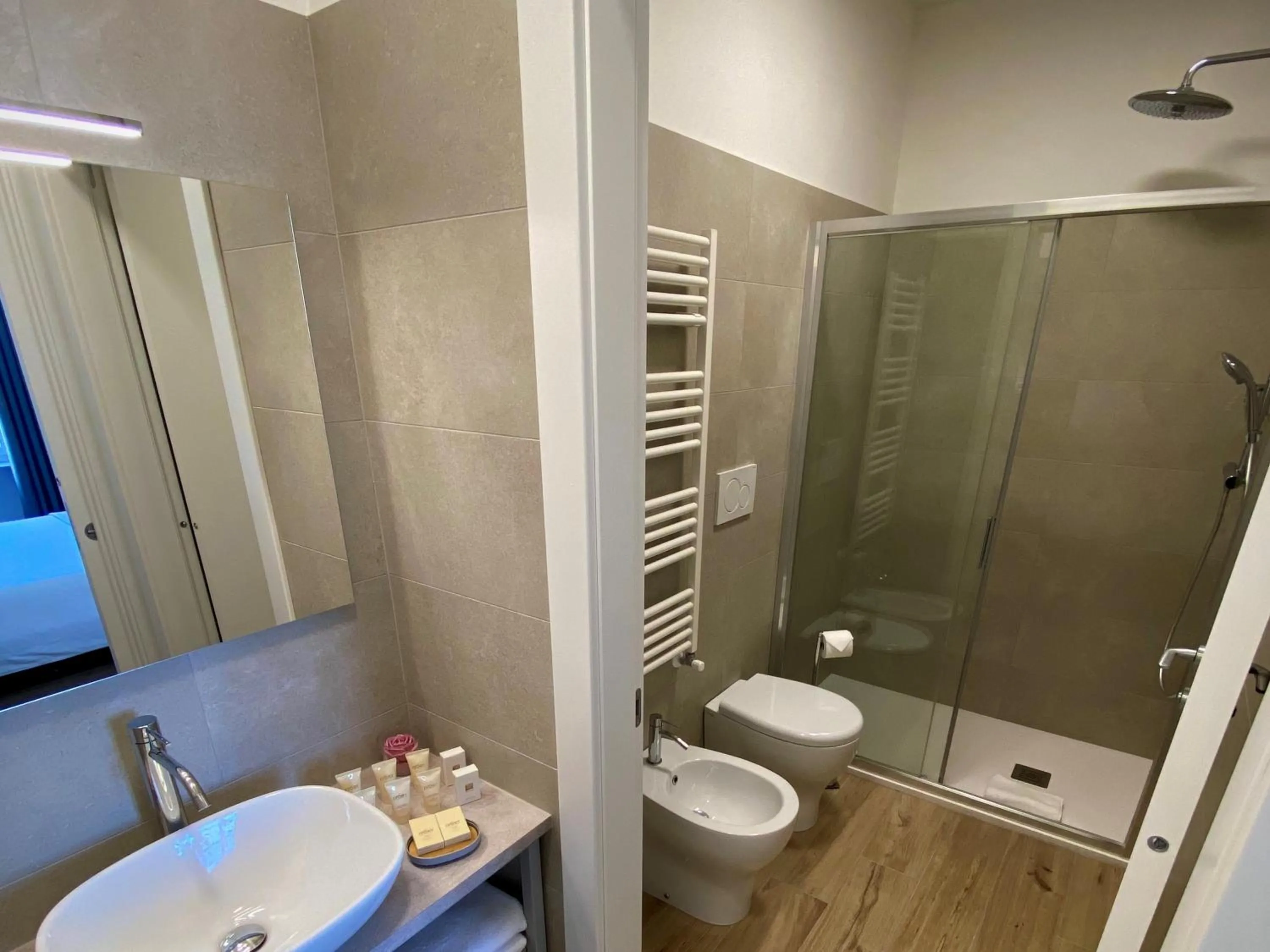 Shower in Five Flowers Guest House