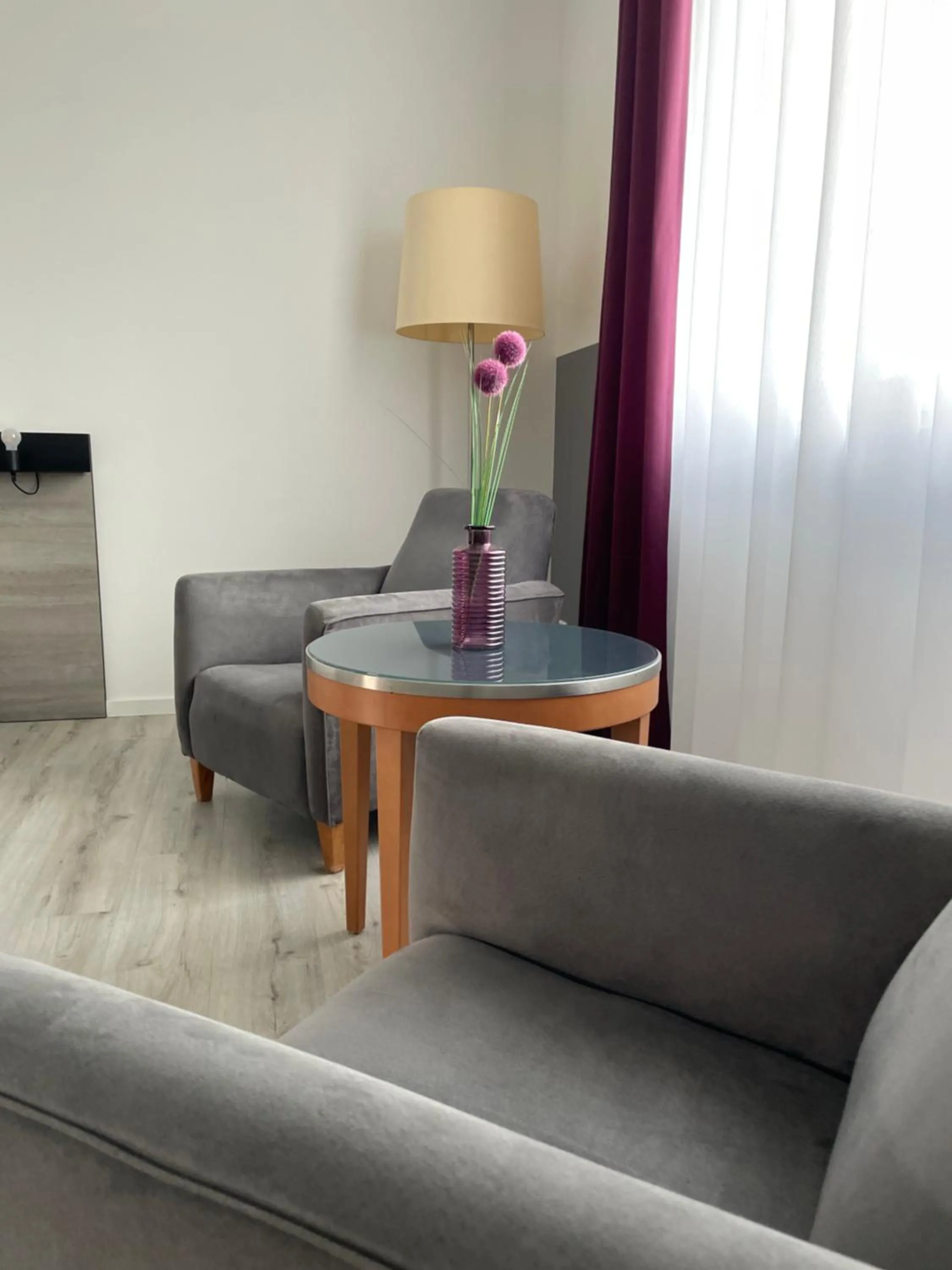 Seating area in PRIMA Inn HOTEL & HOF NEURUPPIN - digitales & rezeptionsloses Motel