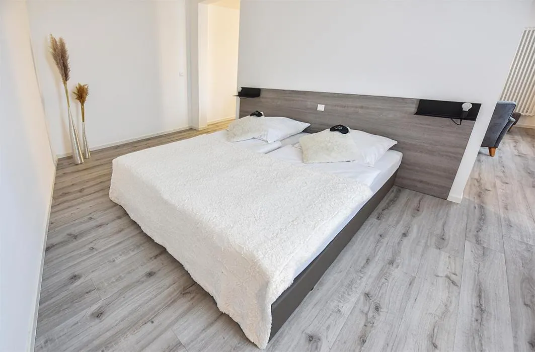 Bed in PRIMA Inn HOTEL & HOF NEURUPPIN - digitales & rezeptionsloses Motel