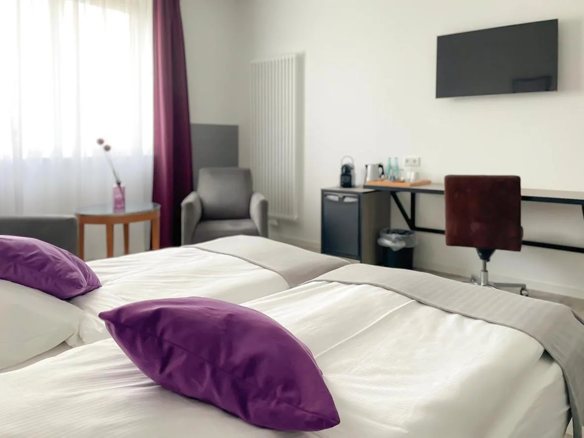 Bed in PRIMA Inn HOTEL & HOF NEURUPPIN - digitales & rezeptionsloses Motel