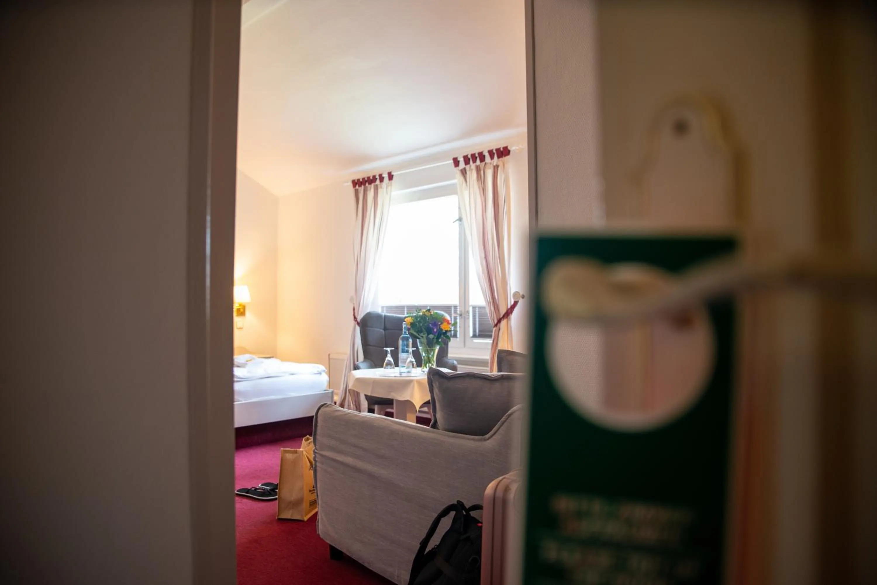 Photo of the whole room, Bed in Meeressterne Hotel Weißes Schloß