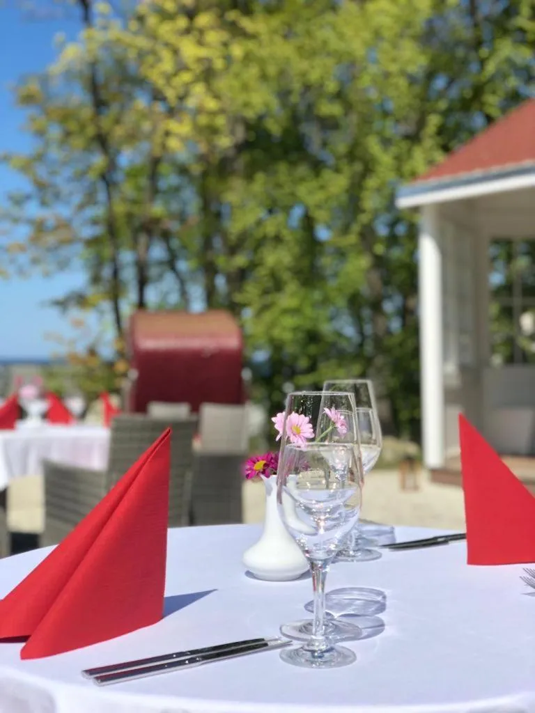 Restaurant/places to eat in Meeressterne Hotel Weißes Schloß