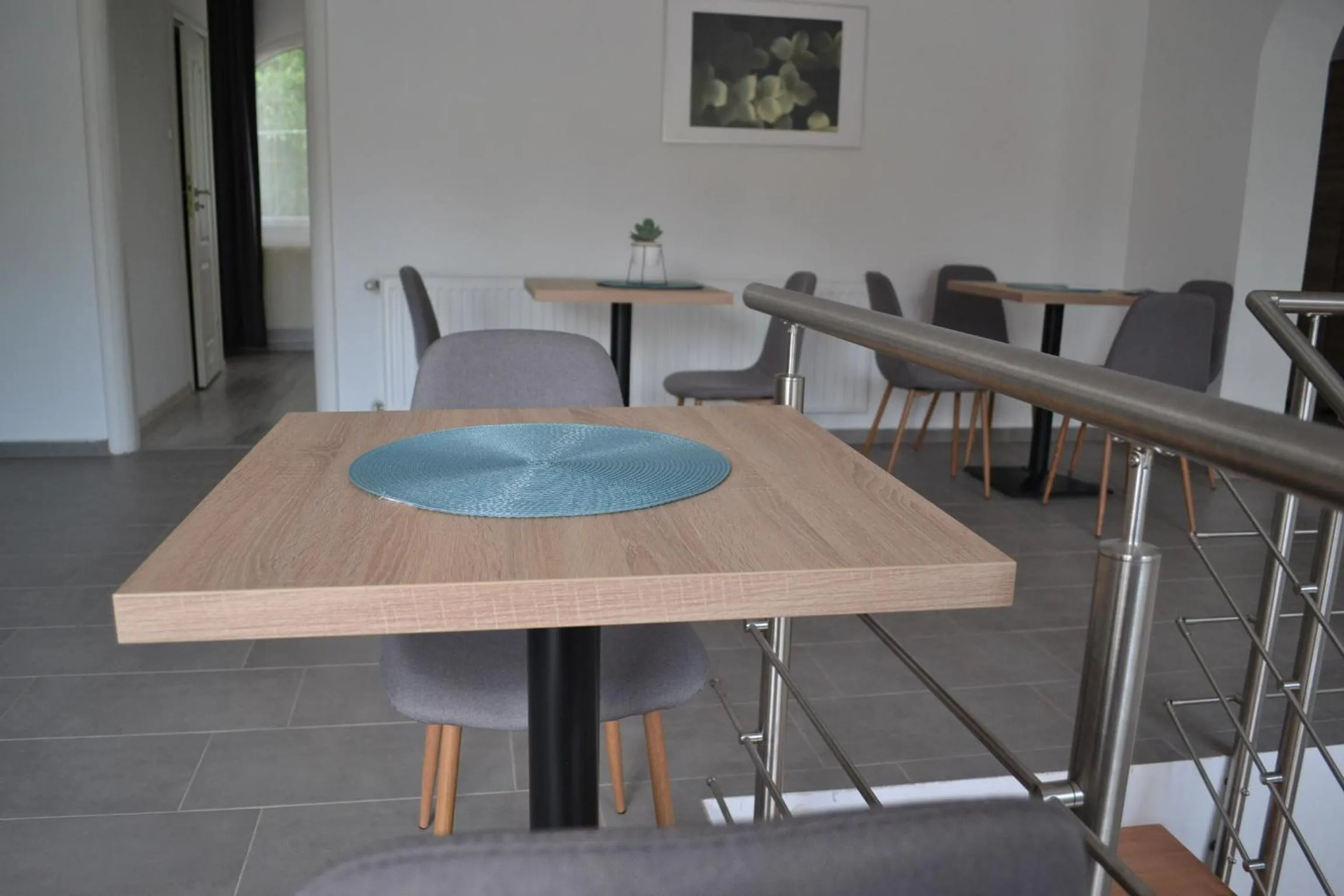 Communal lounge/ TV room in Főnix Design Rooms