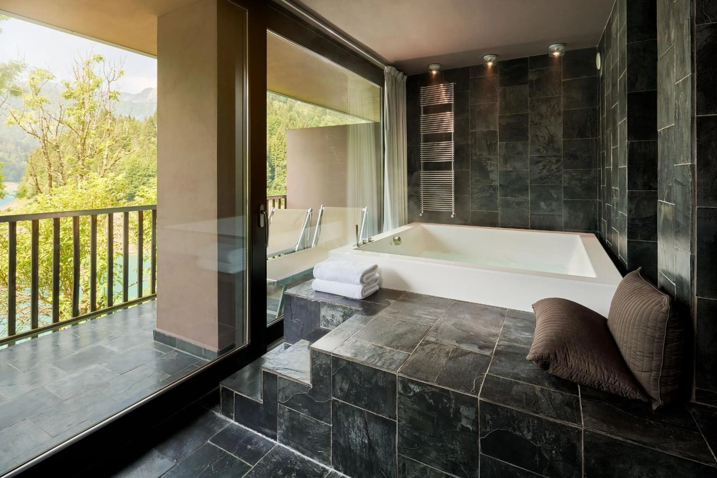 Bed in NS SUITE SAURIS