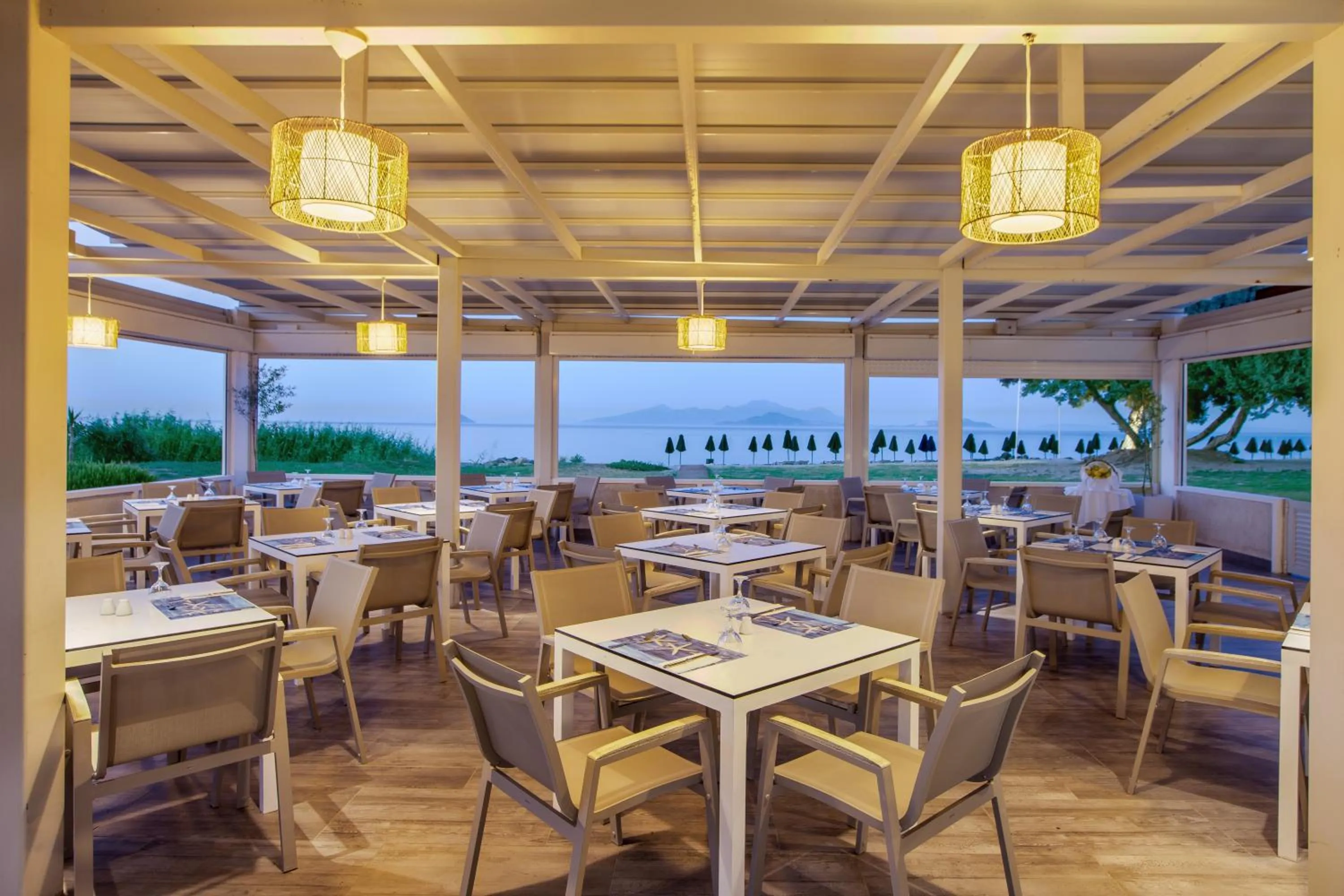 Restaurant/places to eat in Porto Bello Royal