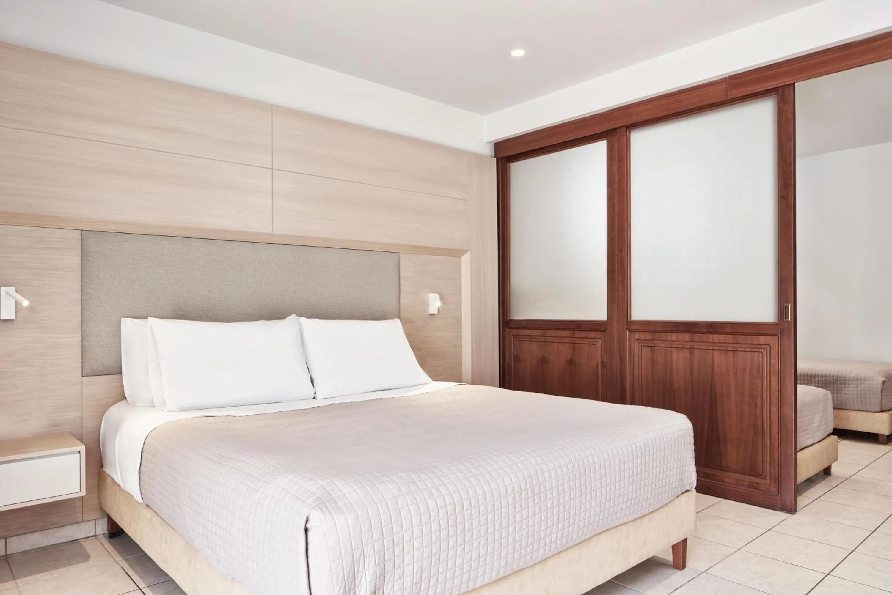 Photo of the whole room, Bed in Porto Bello Royal