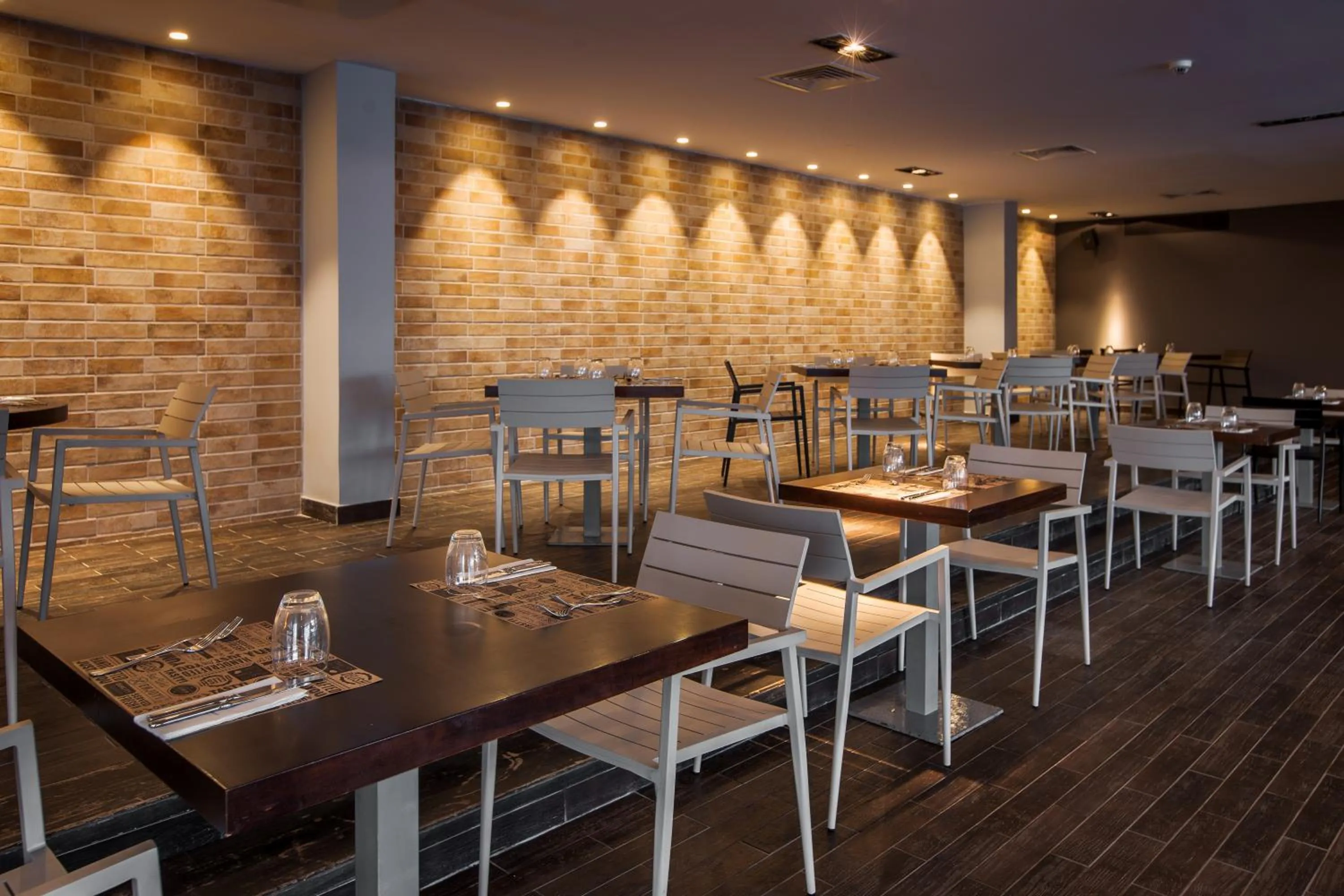 Restaurant/places to eat in Porto Bello Royal