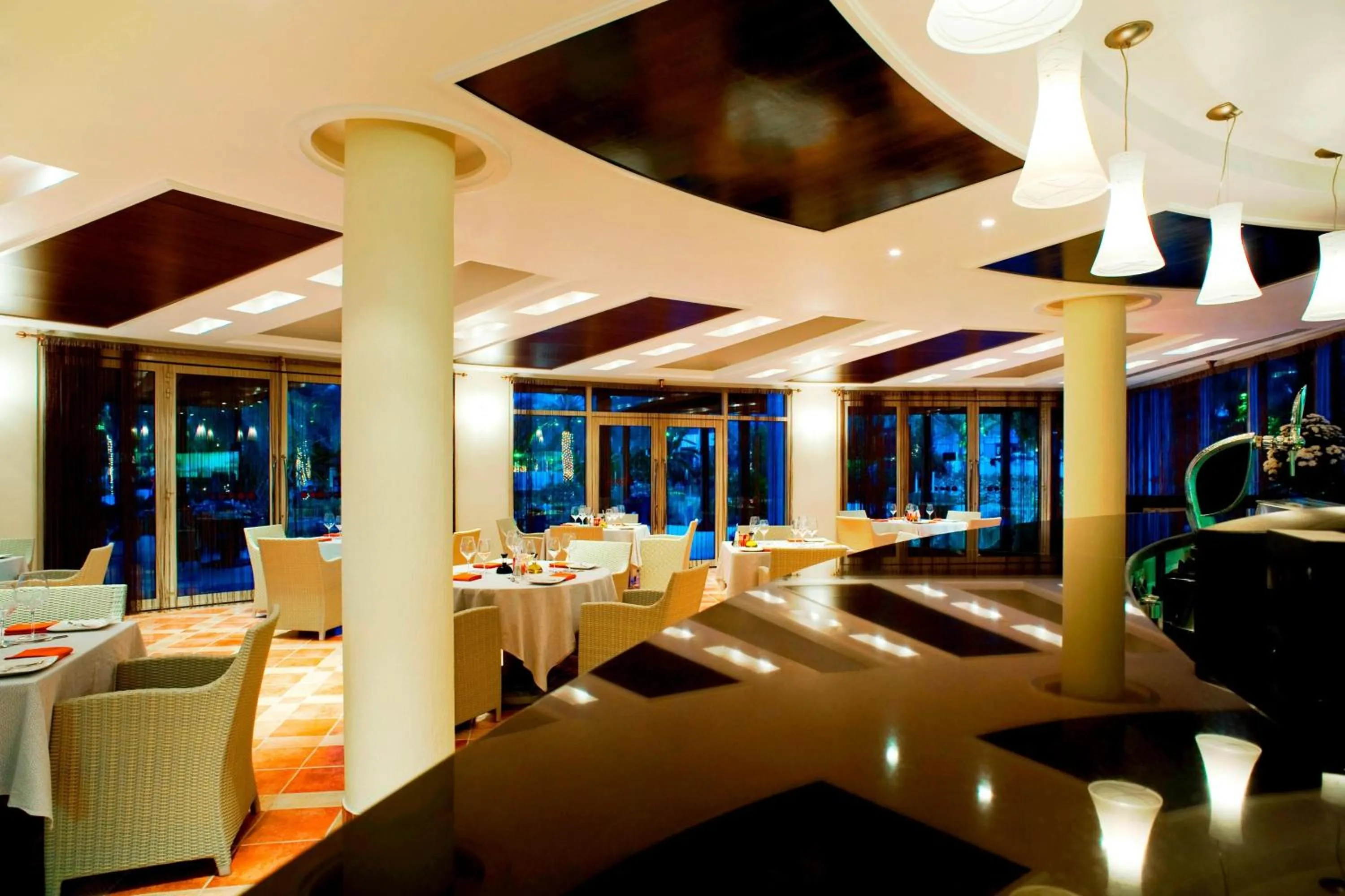 Restaurant/places to eat in Le Meridien Al Aqah Beach Resort