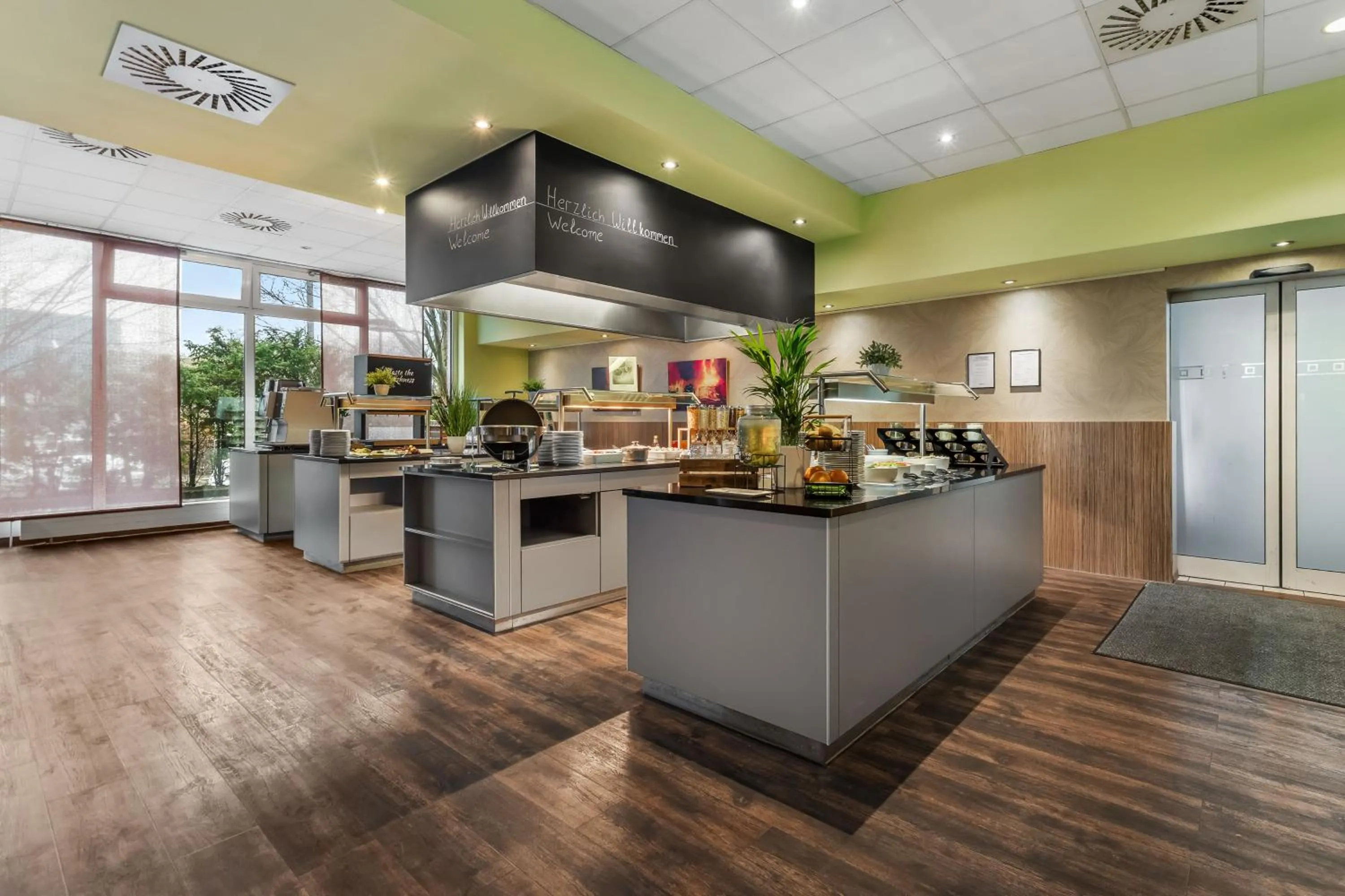 Breakfast in Mercure Hotel Hamburg am Volkspark