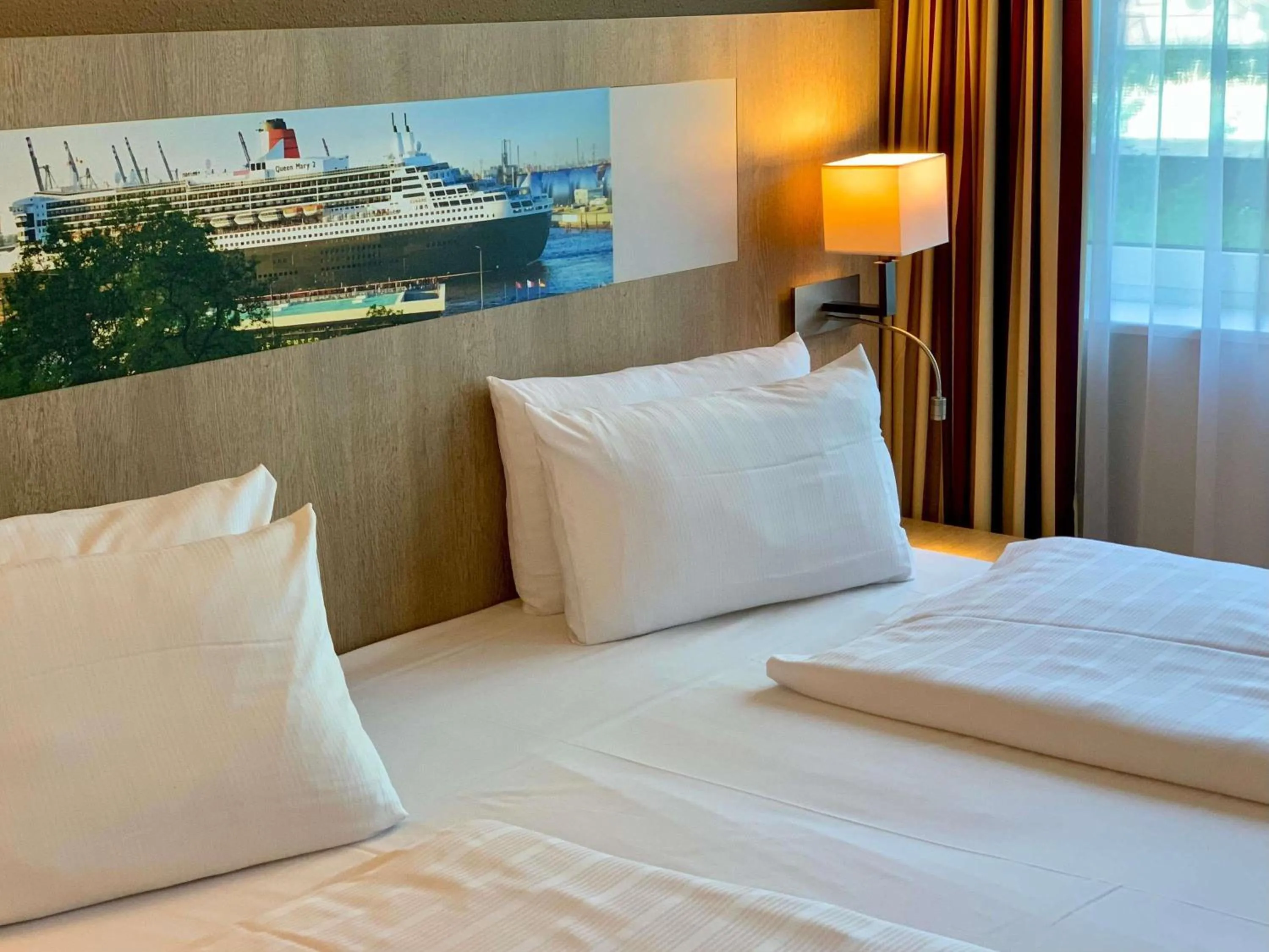 Bedroom, Bed in Mercure Hotel Hamburg am Volkspark