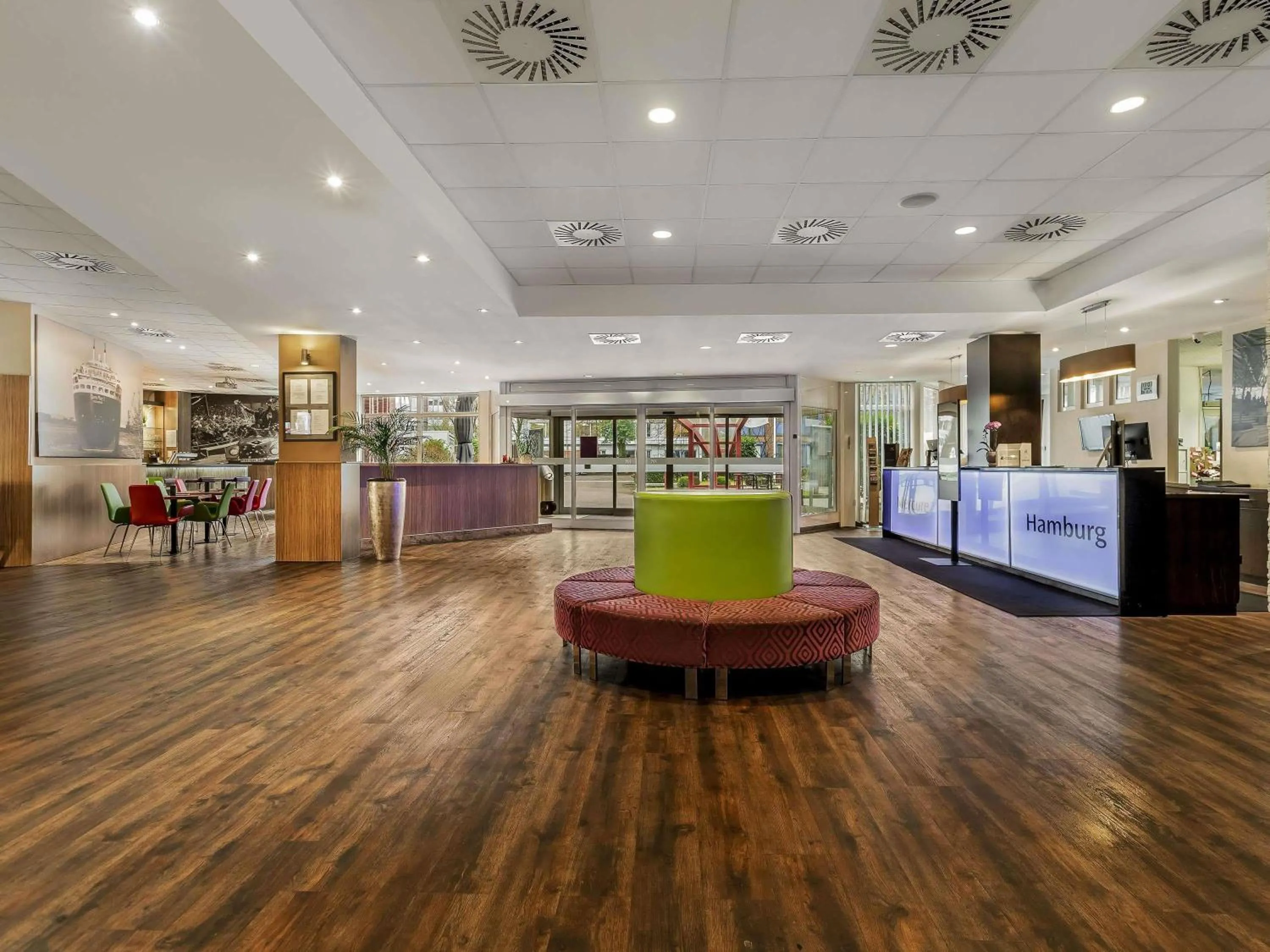 Lobby or reception in Mercure Hotel Hamburg am Volkspark