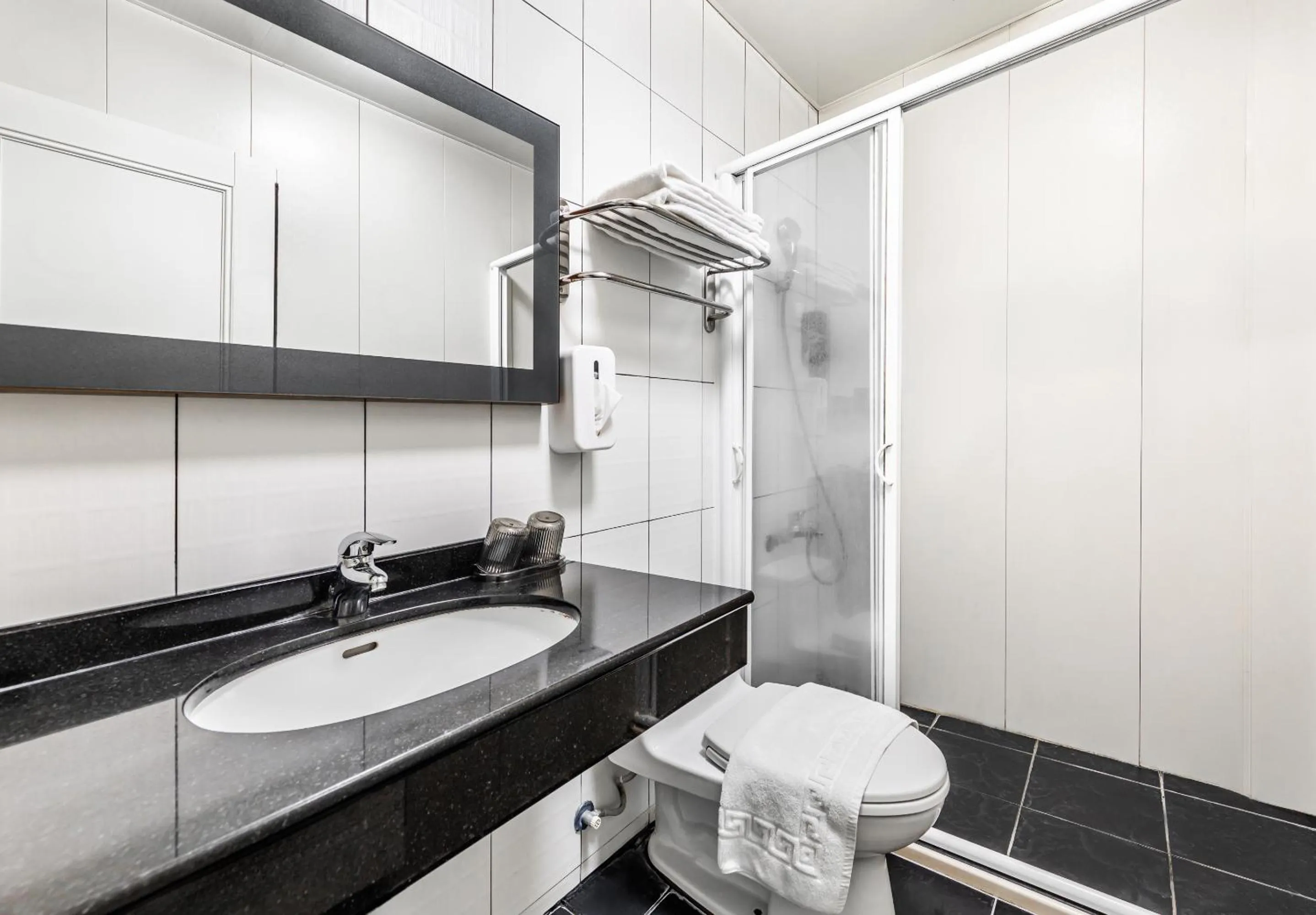 Shower in ItaThao Vacation Inn with Elevator