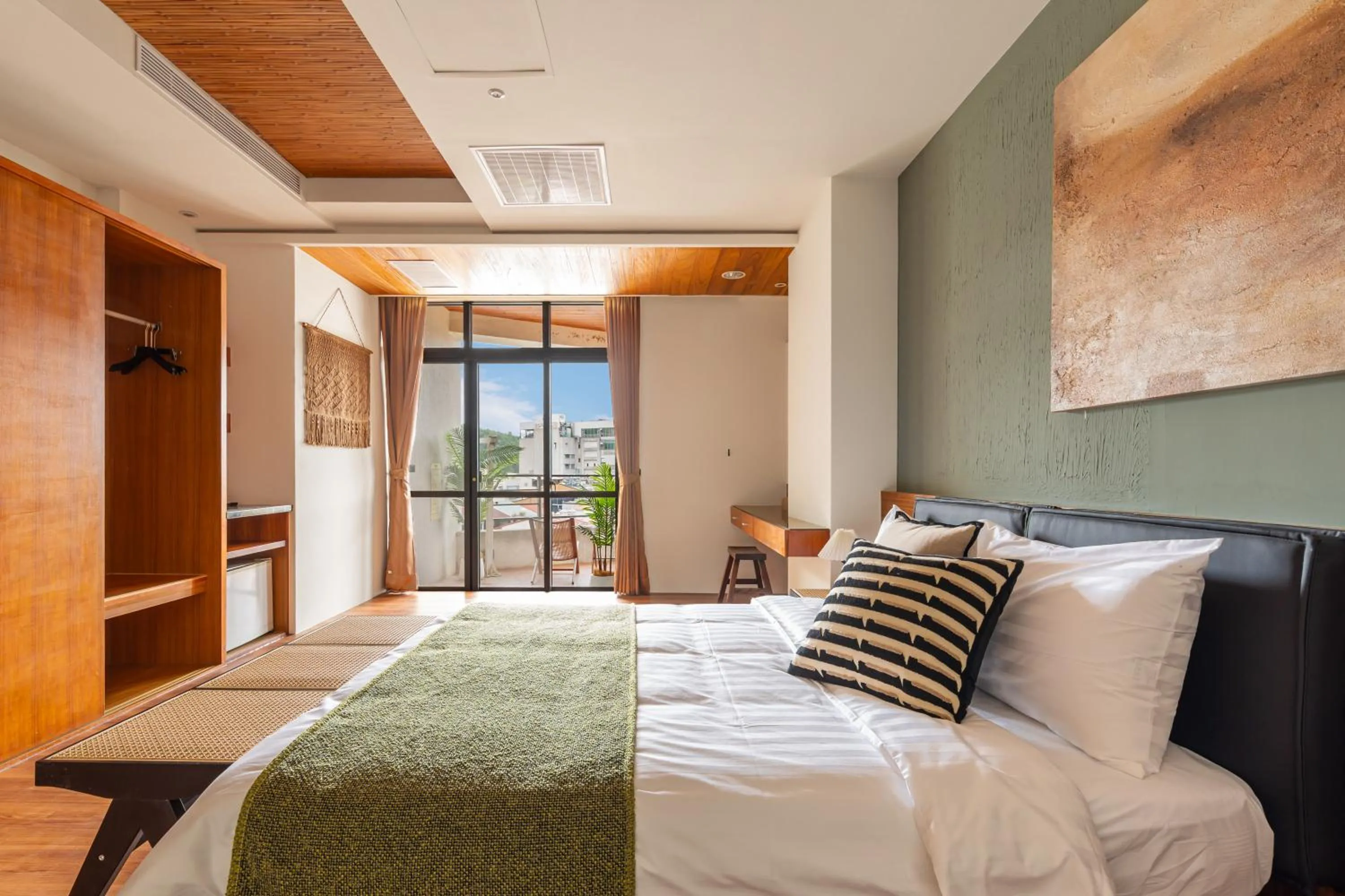 Day, Bed in ItaThao Vacation Inn with Elevator