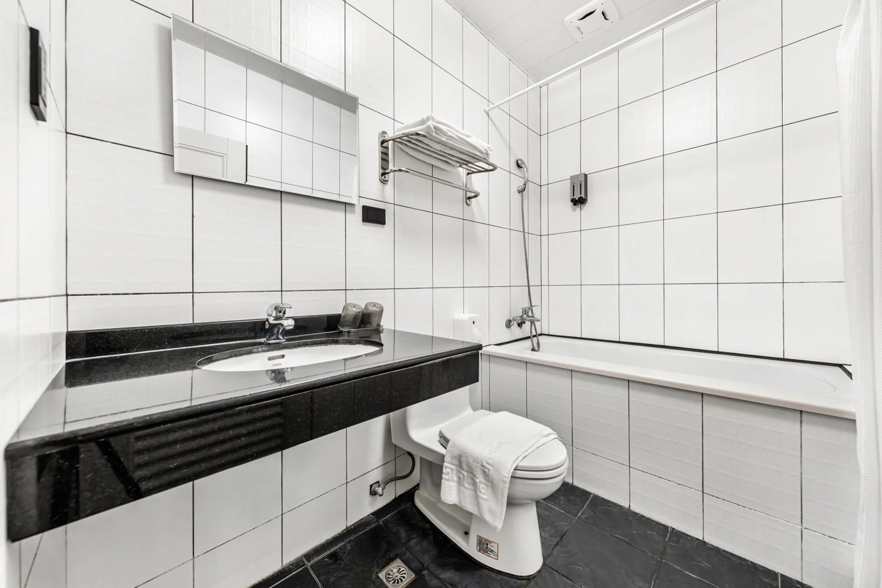 Shower in ItaThao Vacation Inn with Elevator