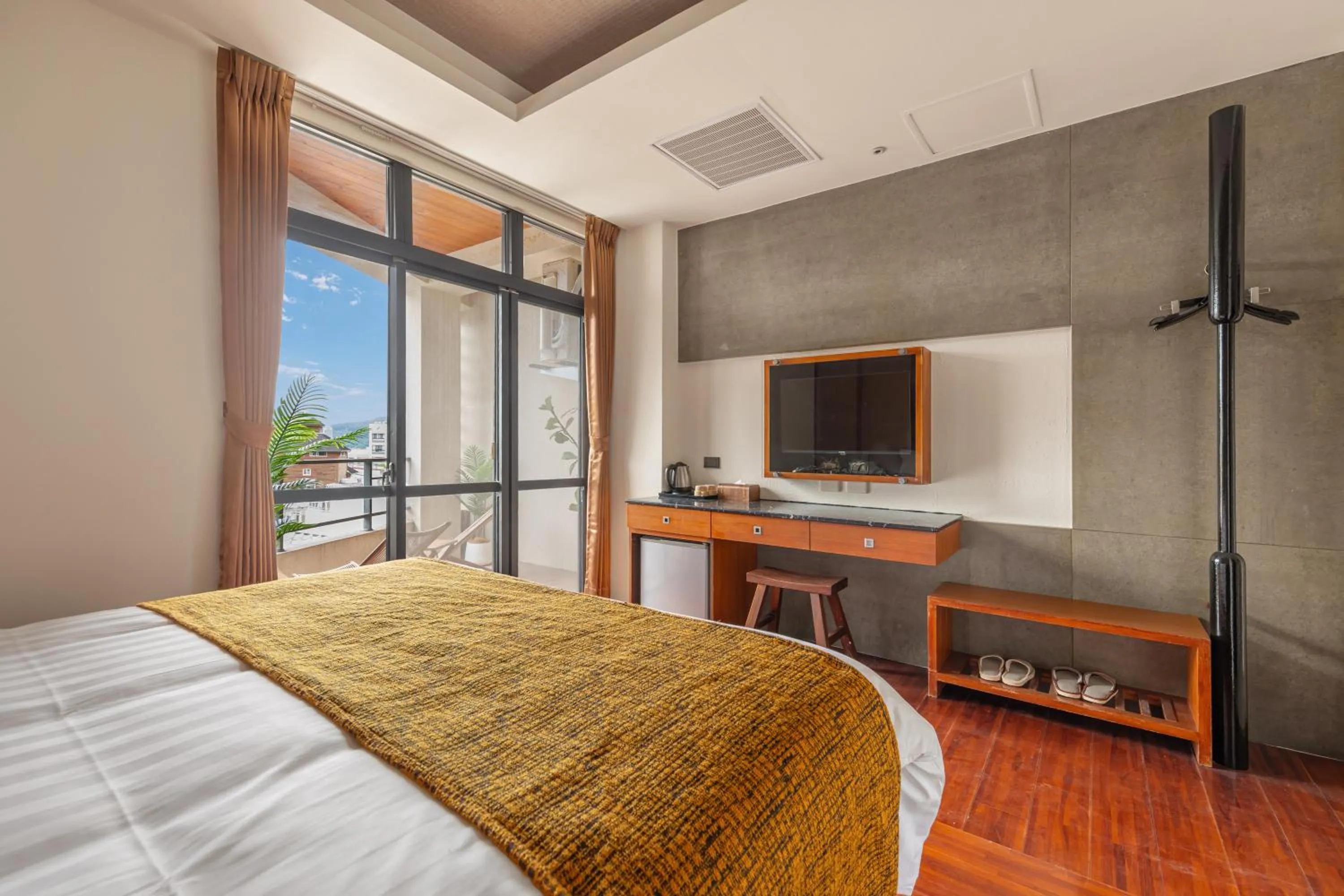 Day, Bed in ItaThao Vacation Inn with Elevator