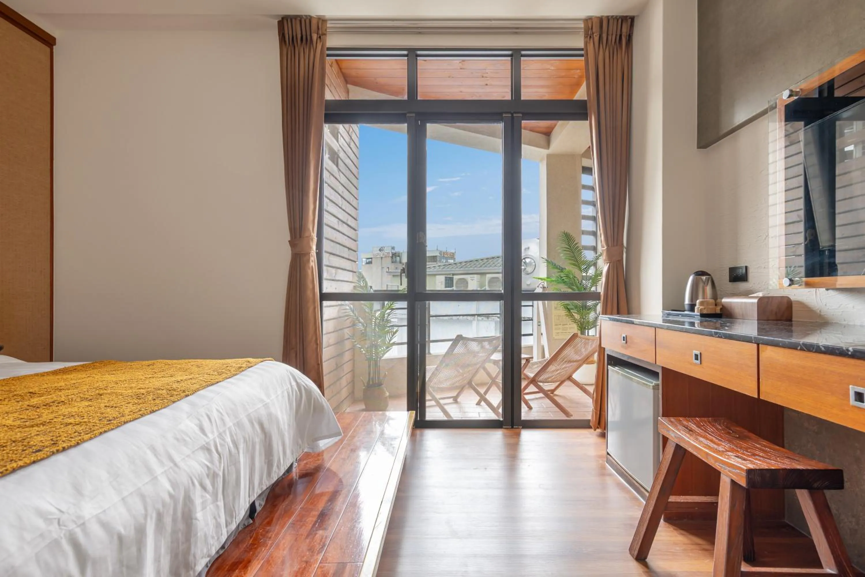 Day, Bed in ItaThao Vacation Inn with Elevator