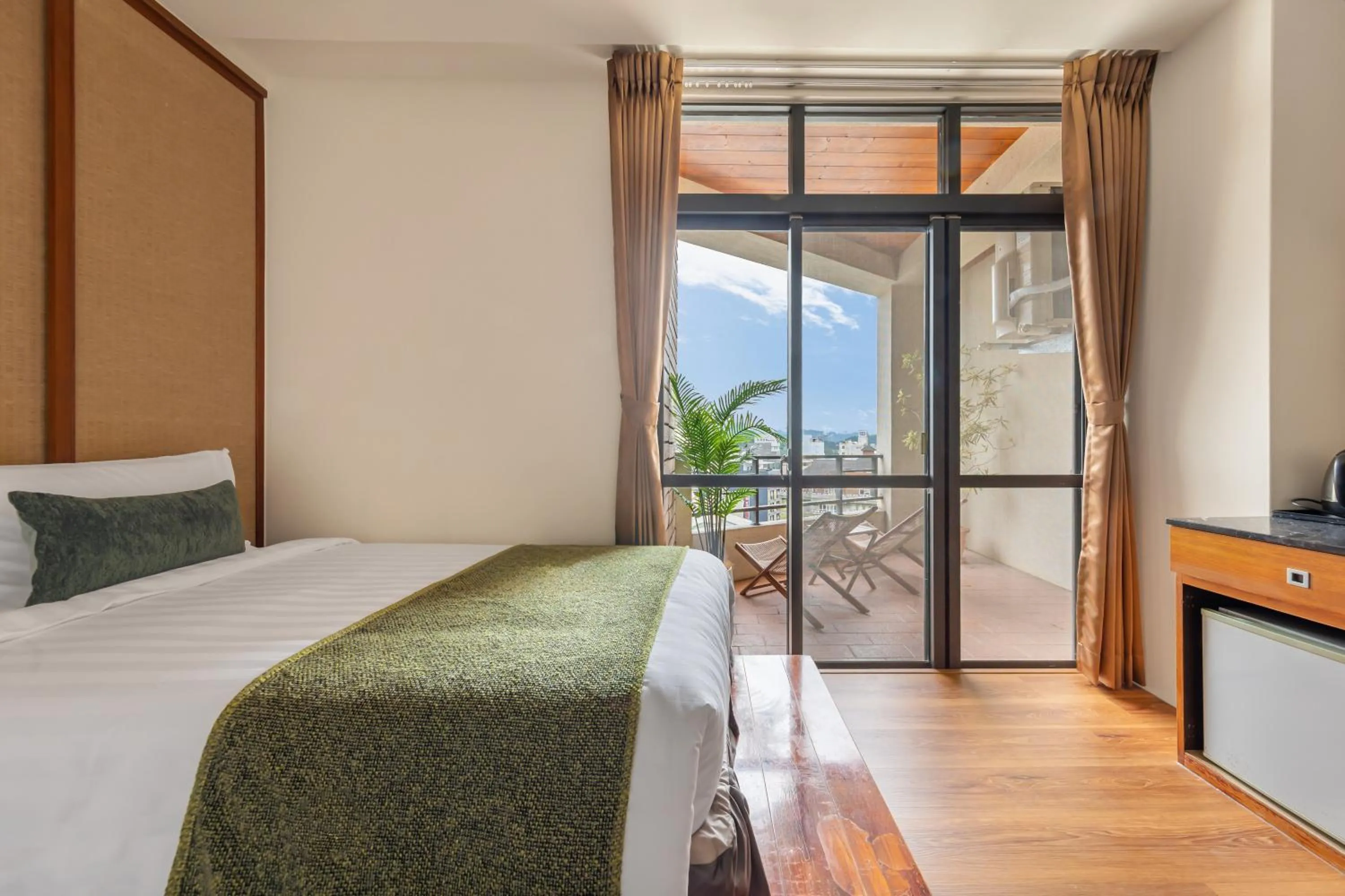 Day, Bed in ItaThao Vacation Inn with Elevator