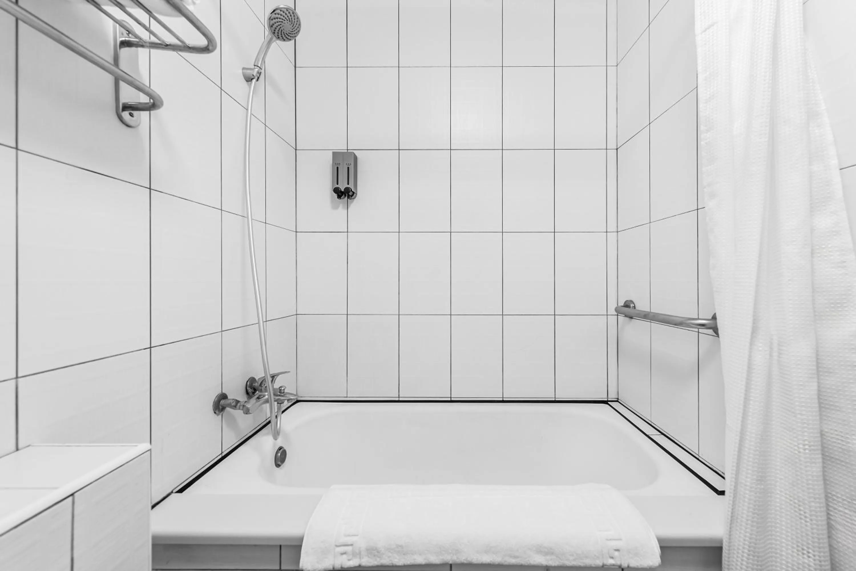 Shower in ItaThao Vacation Inn with Elevator