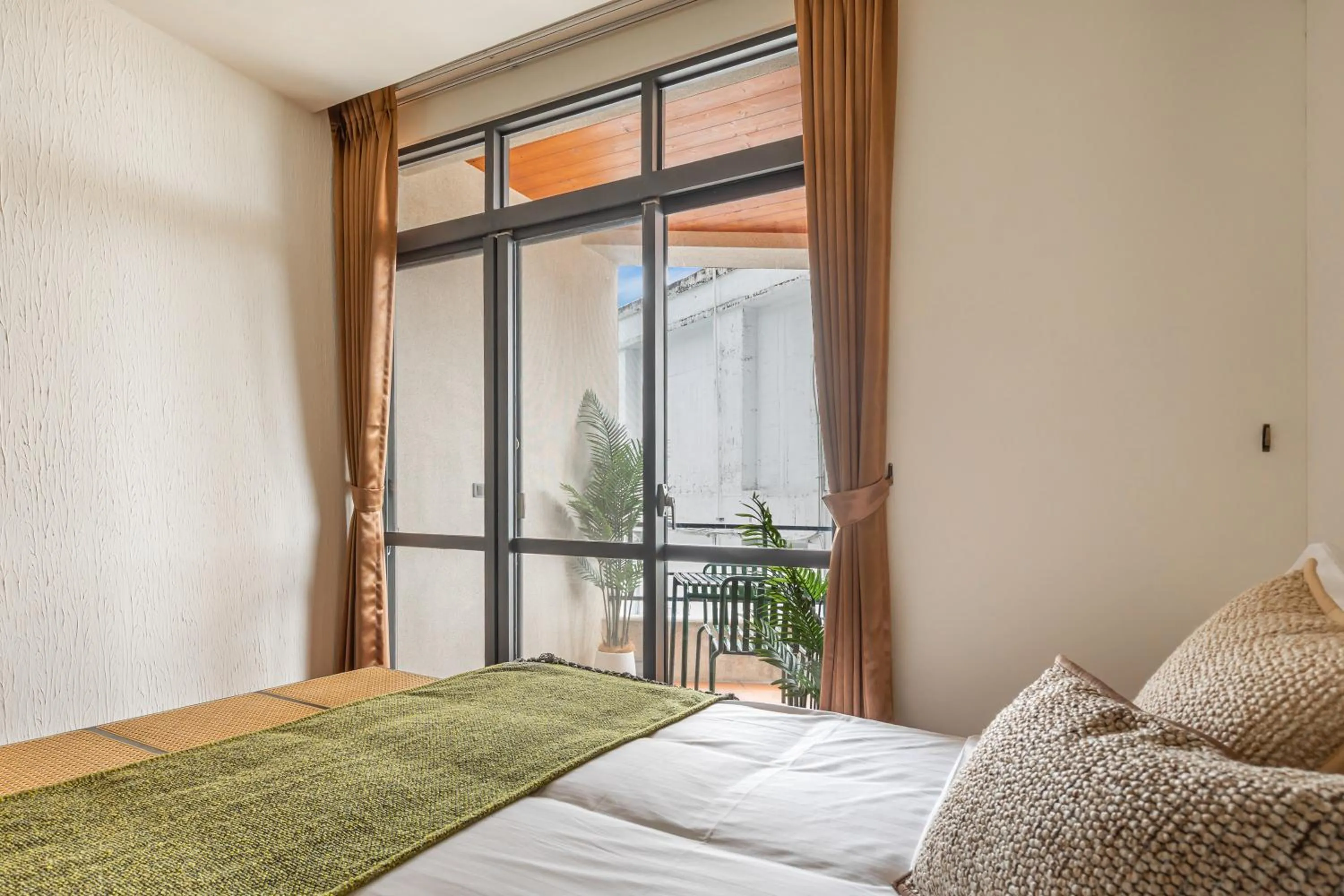 Balcony/Terrace, Bed in ItaThao Vacation Inn with Elevator