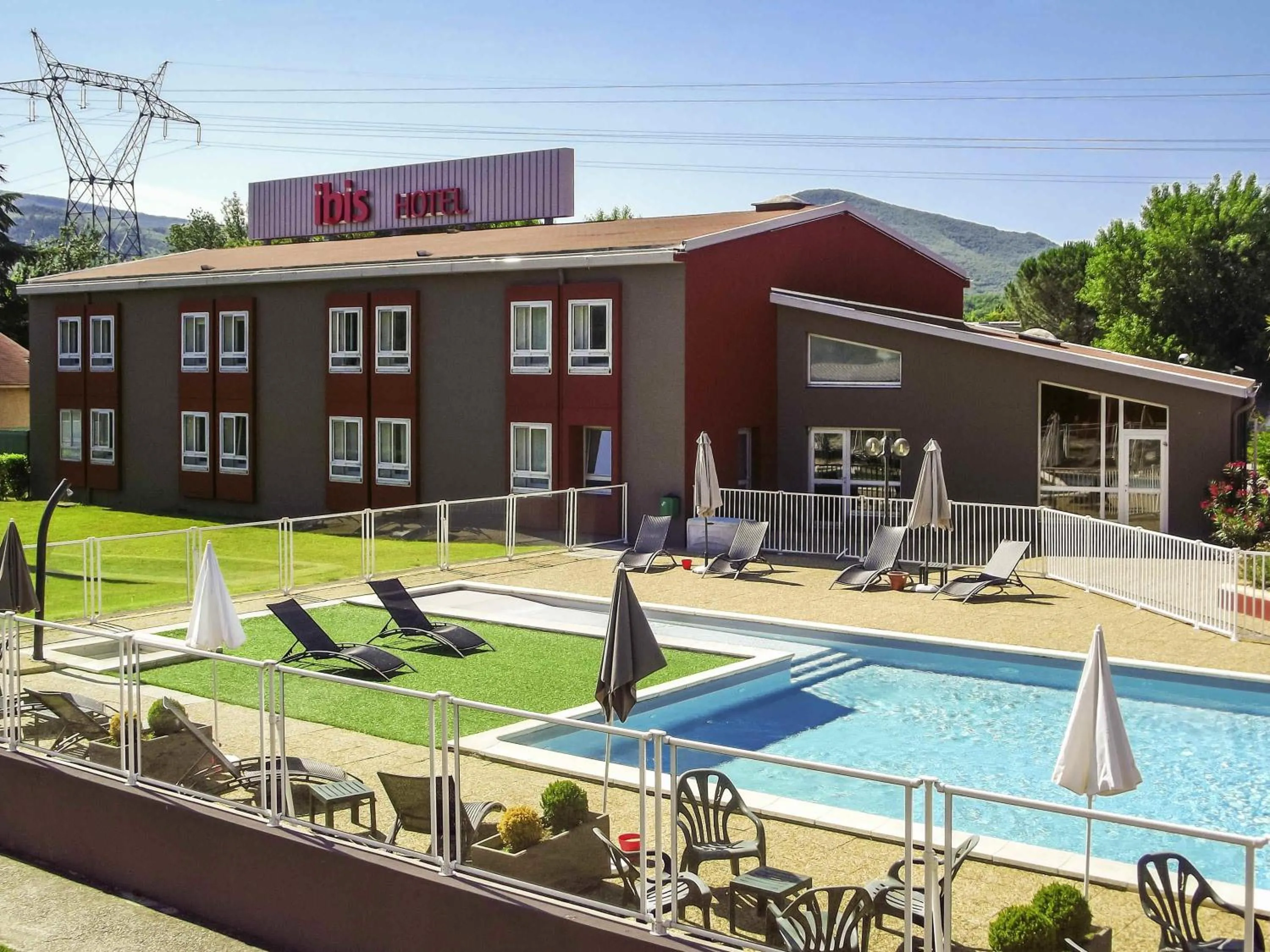 Pool view in ibis Montélimar Nord