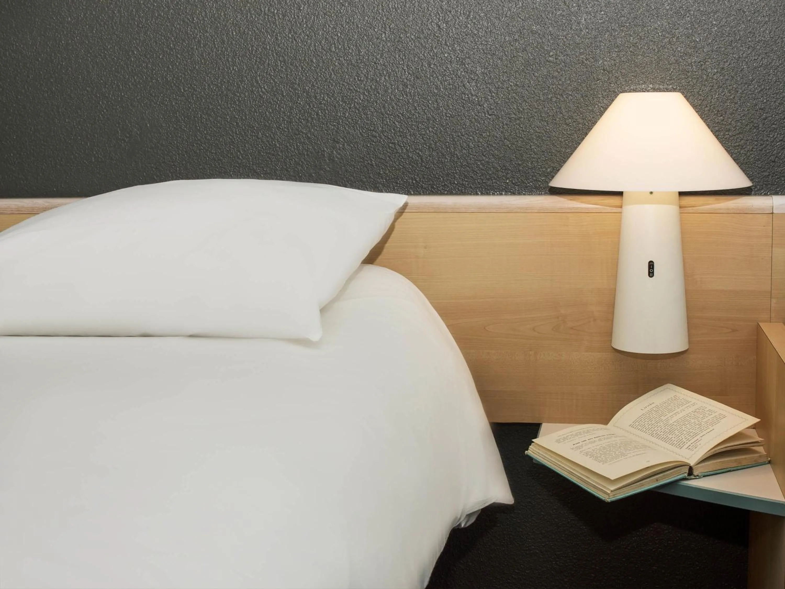 Bedroom, Bed in ibis Montélimar Nord