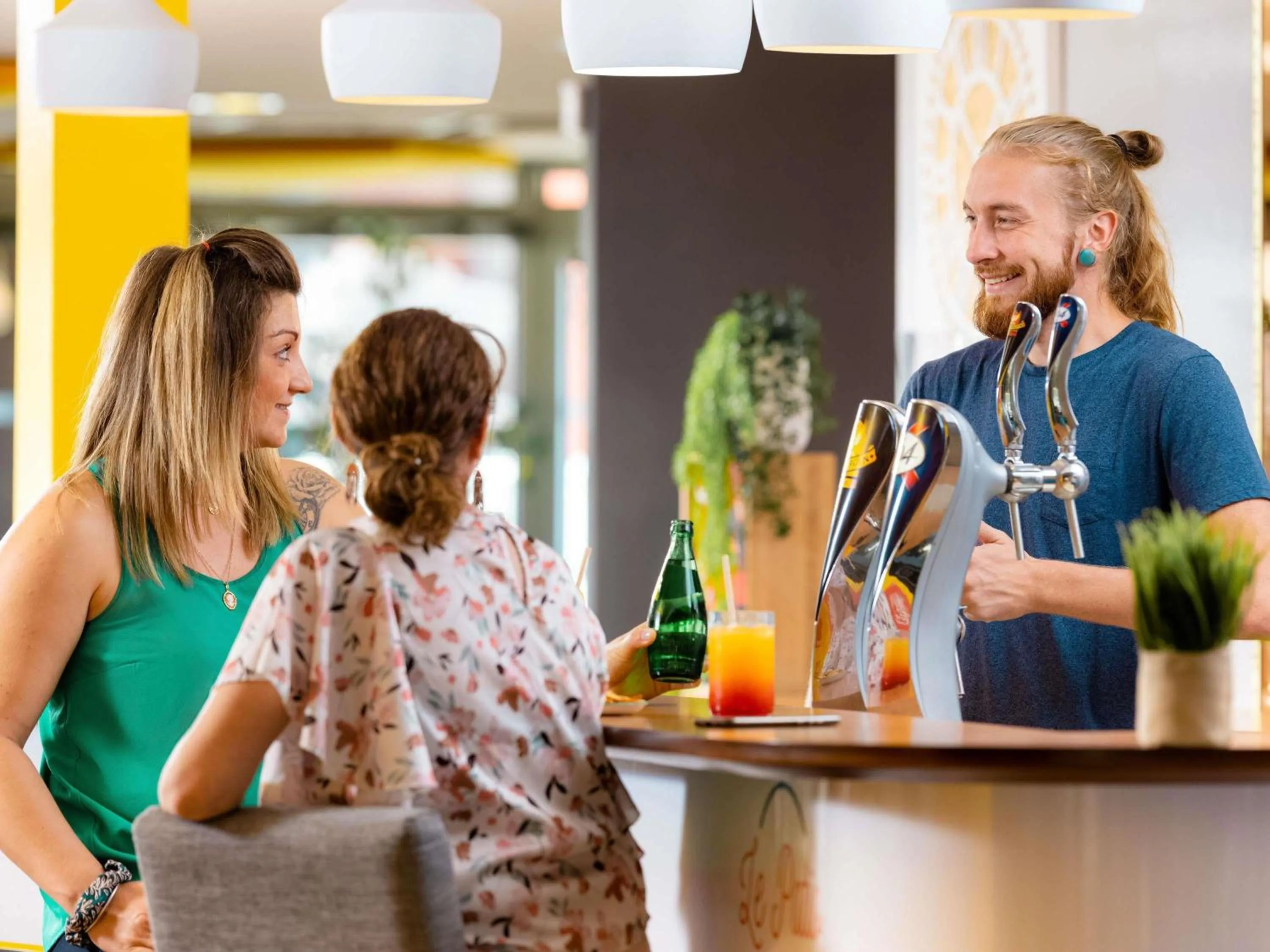 Lounge or bar in ibis Montélimar Nord