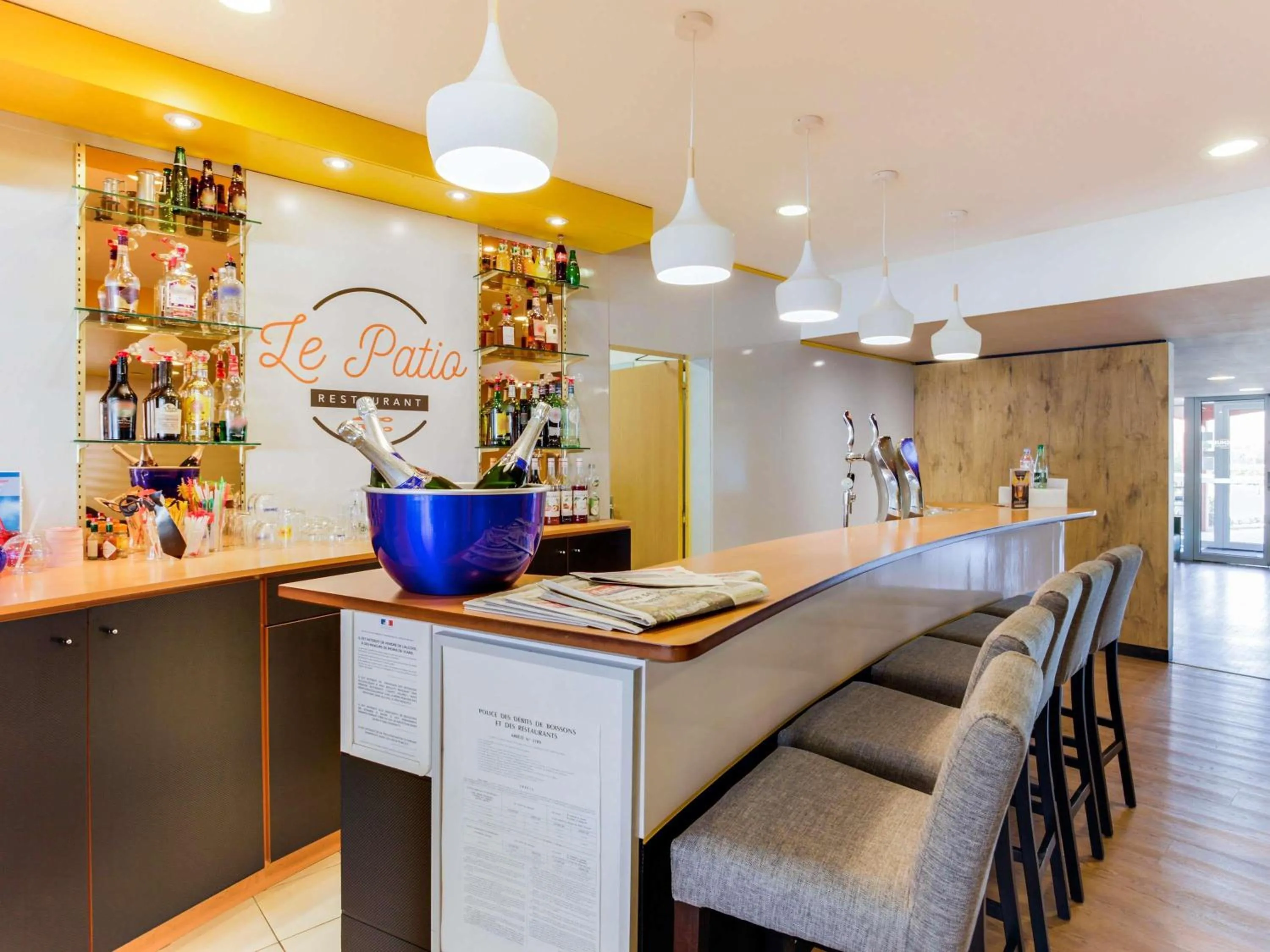 Lounge or bar in ibis Montélimar Nord