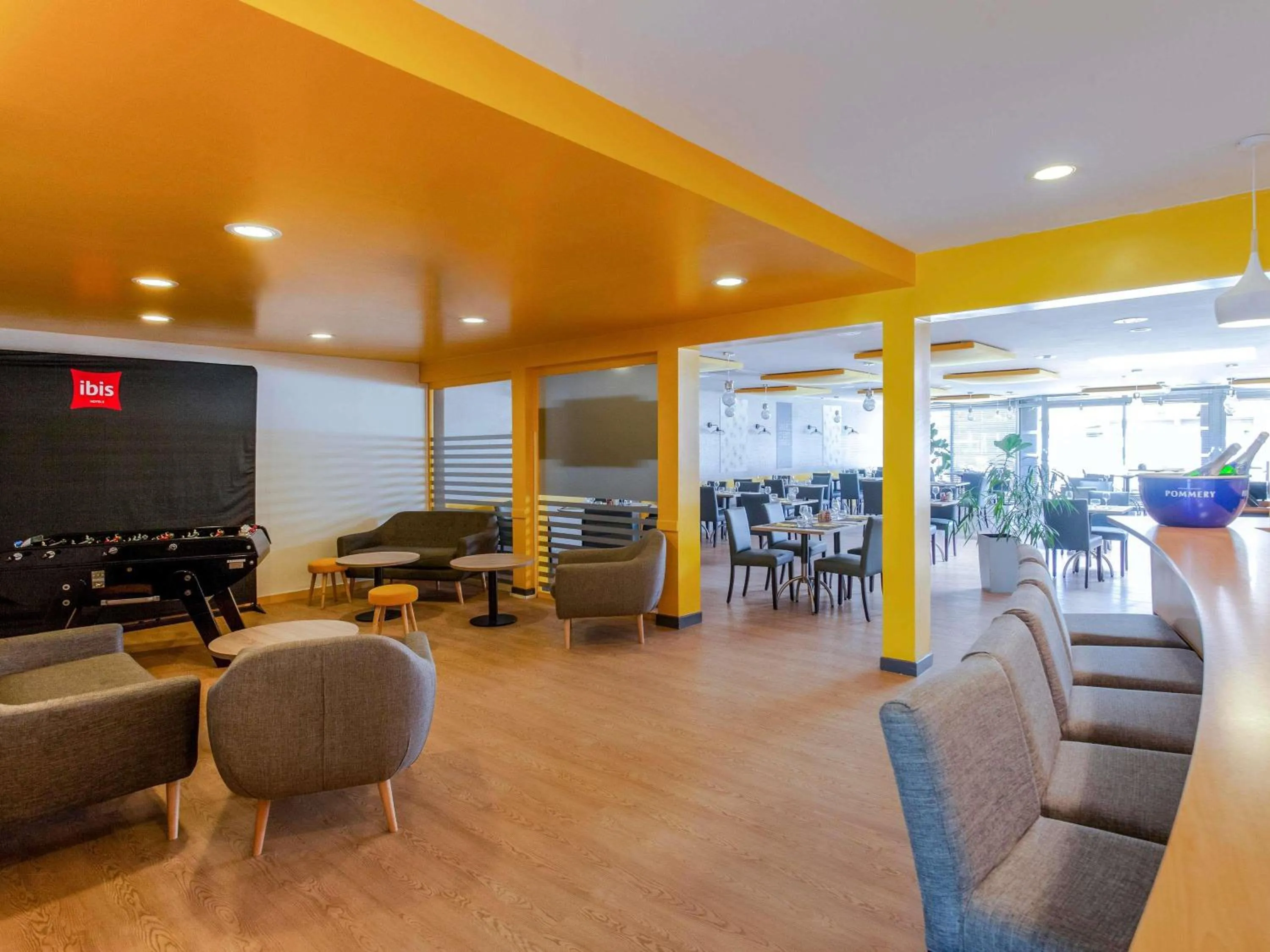 Lounge or bar in ibis Montélimar Nord