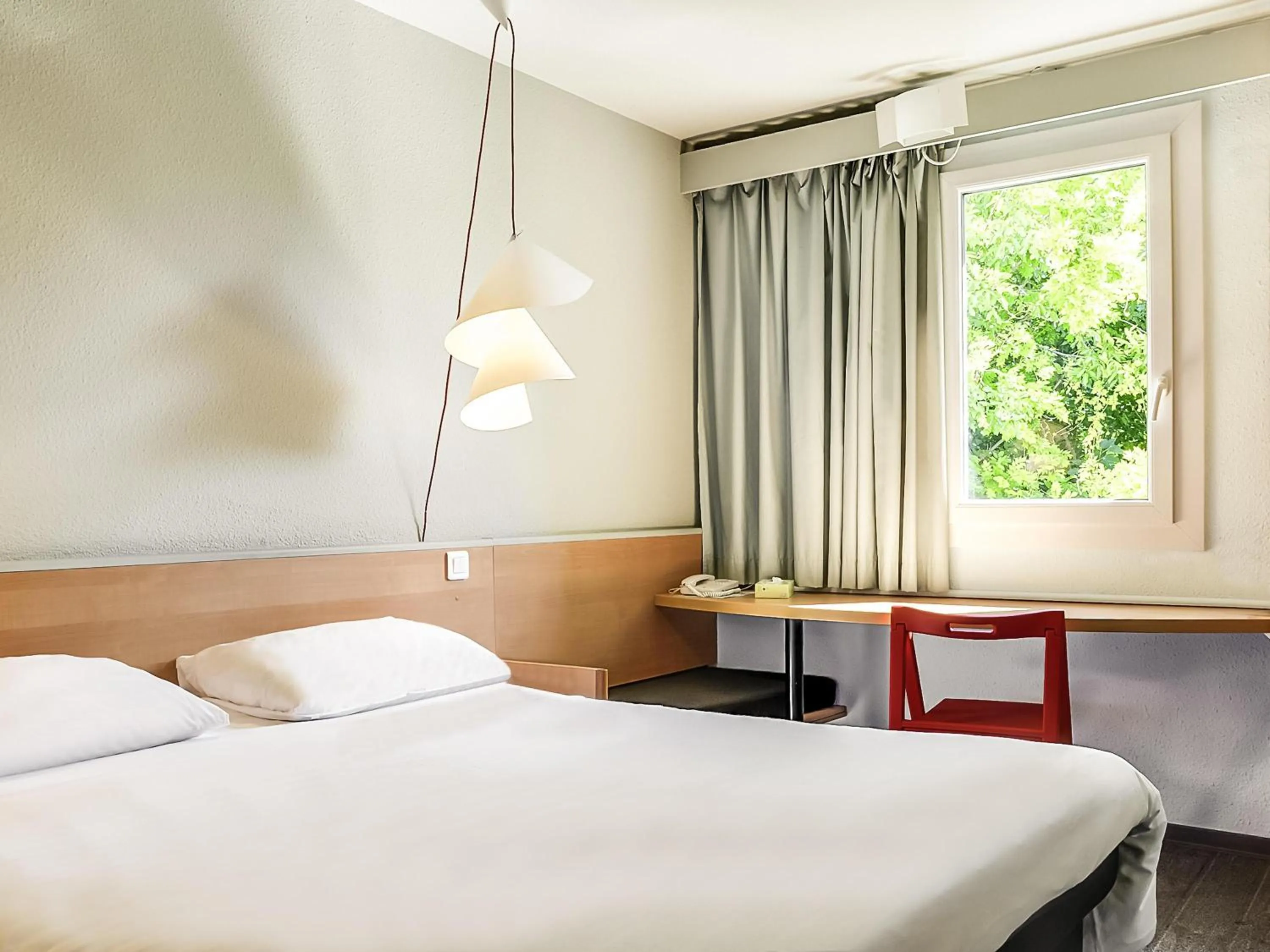 Bedroom, Bed in ibis Montélimar Nord