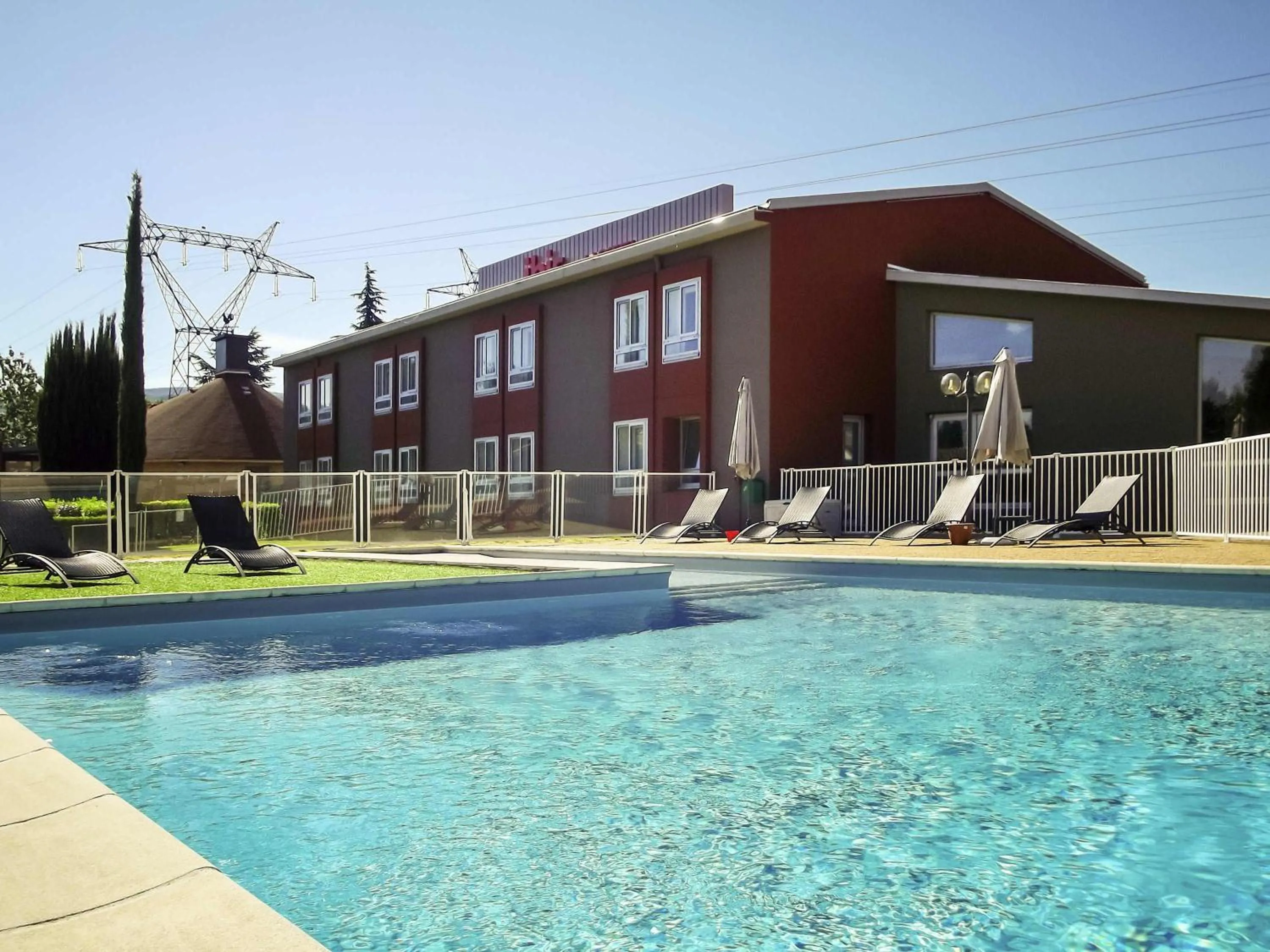 Pool view in ibis Montélimar Nord