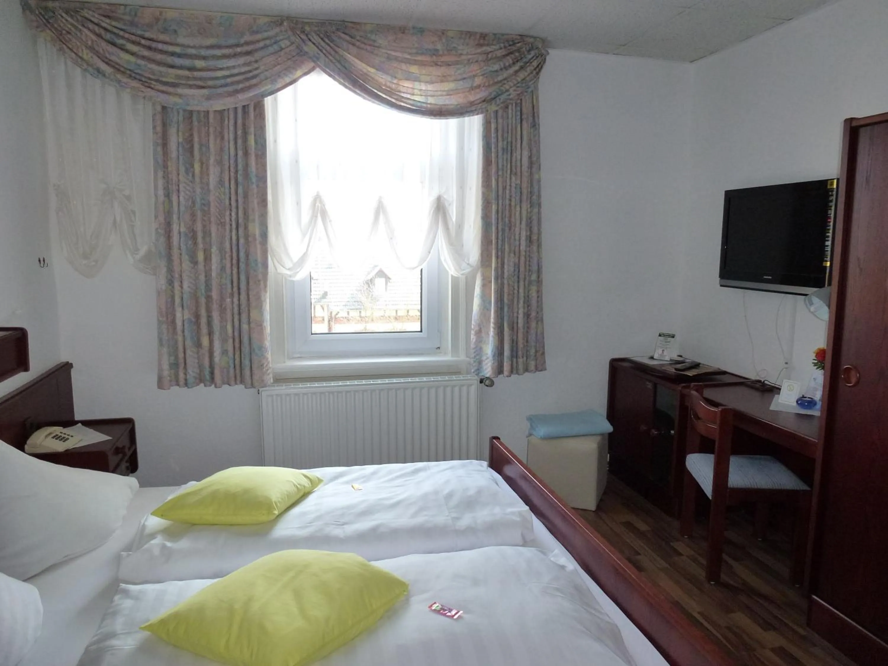 Bed in Hotel Wildunger Hof mit Gemeinschaftsküche