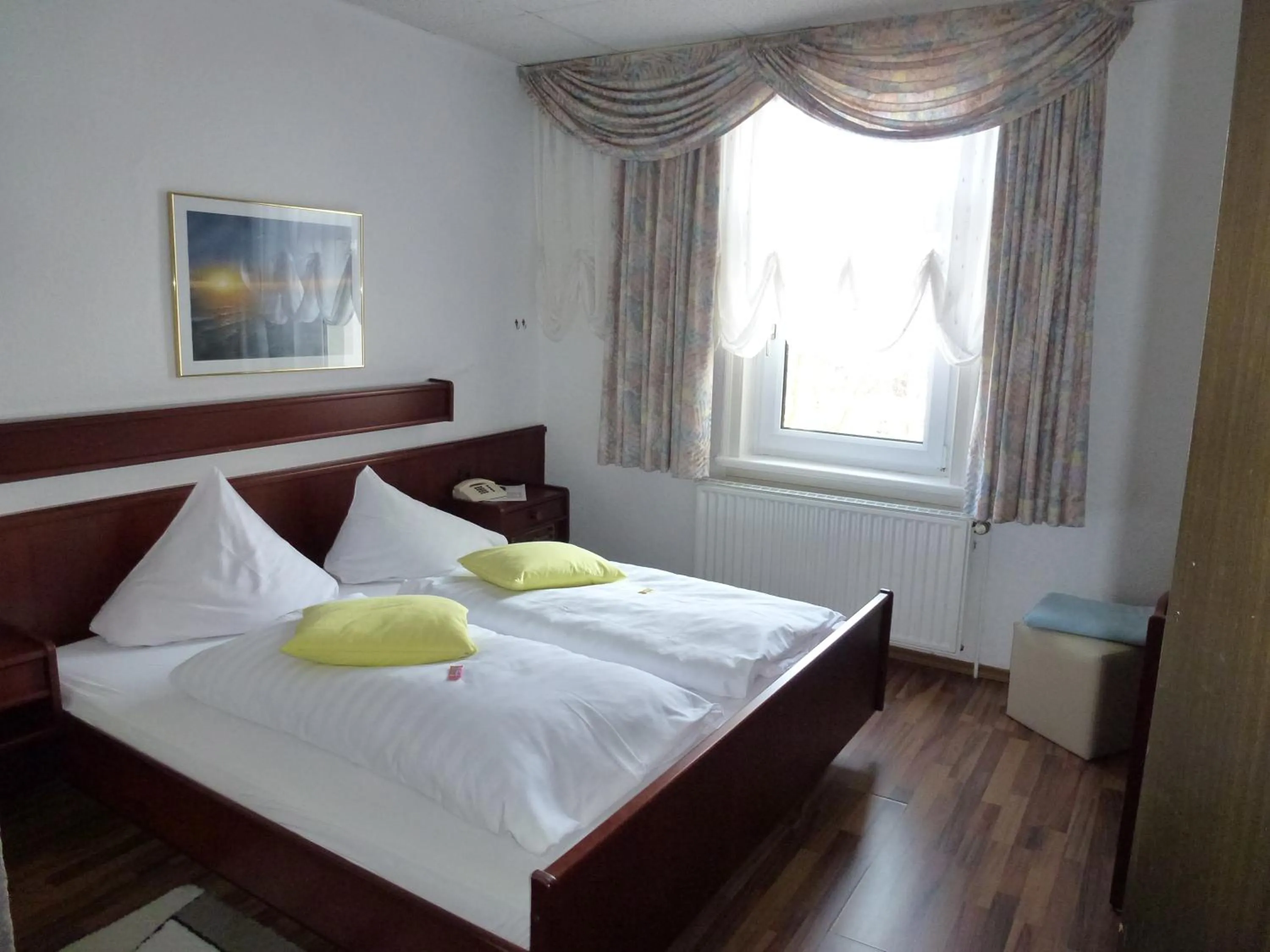 Bed in Hotel Wildunger Hof mit Gemeinschaftsküche