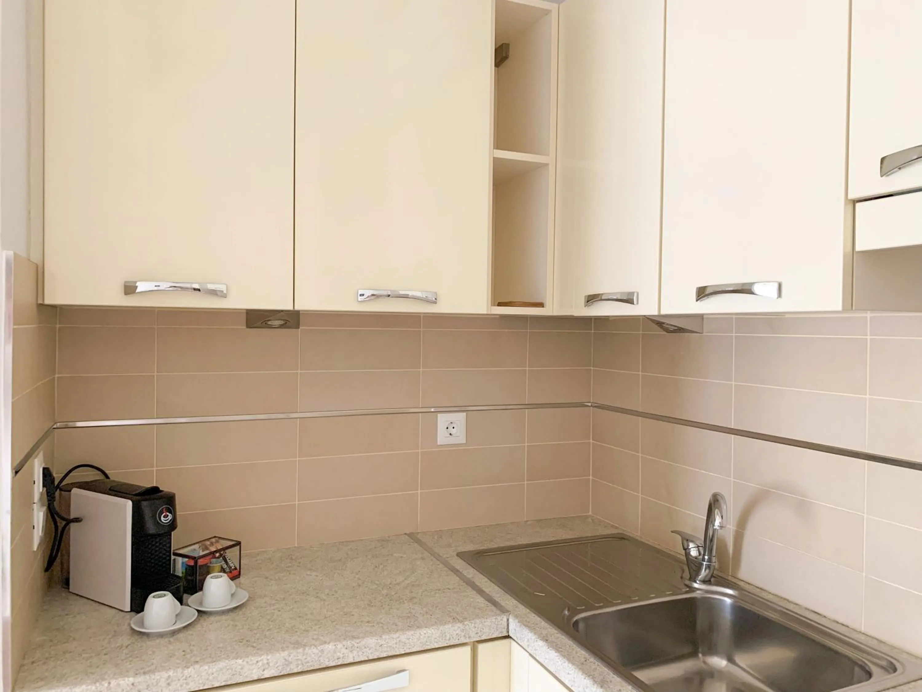 Coffee/tea facilities in Rouchotas Apartments
