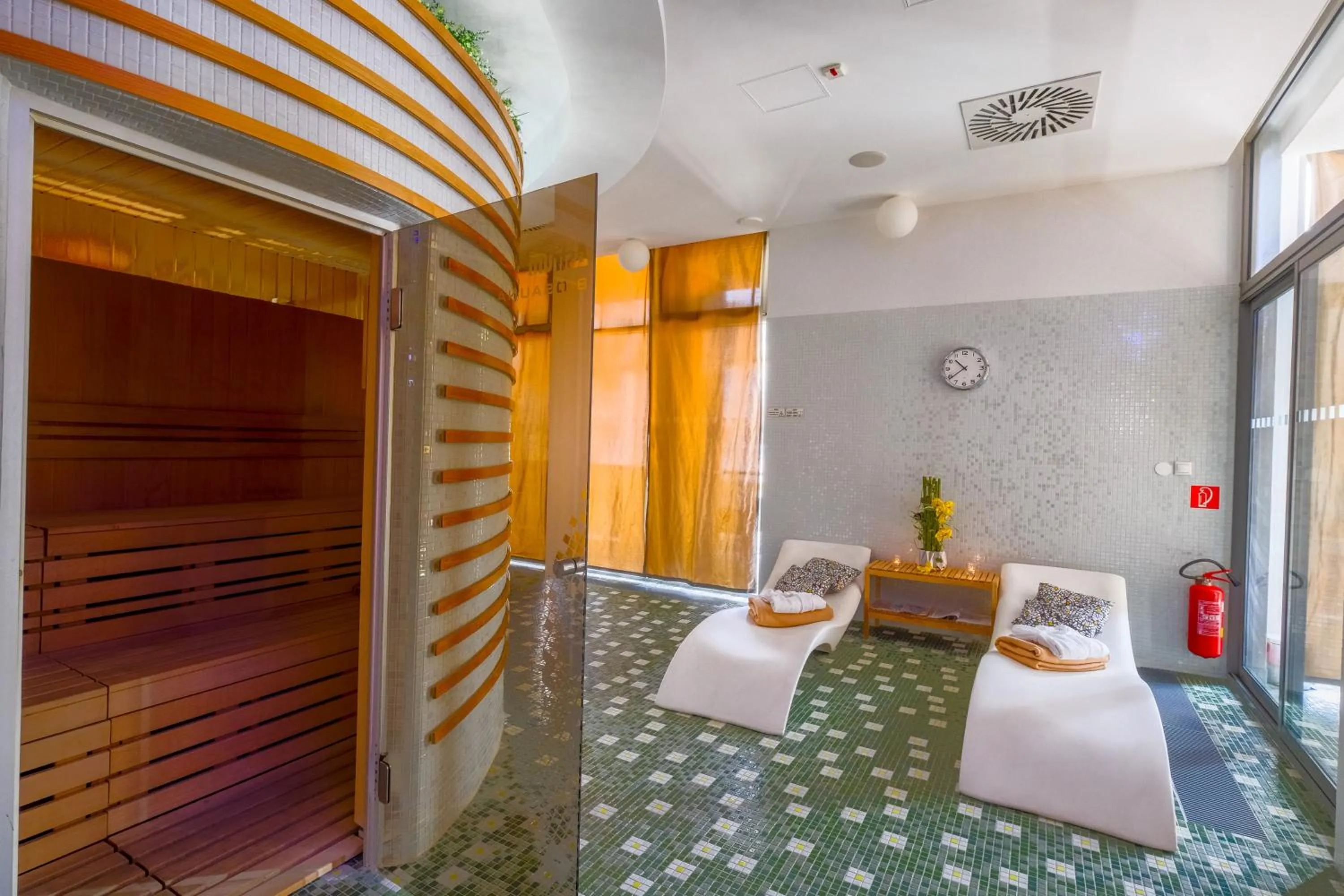 Hot Tub, Bed in Business Hotel Astrum Laus