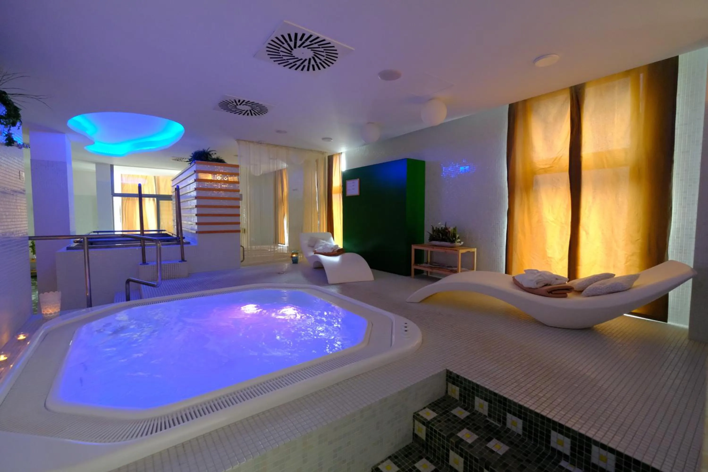 Hot Tub in Business Hotel Astrum Laus