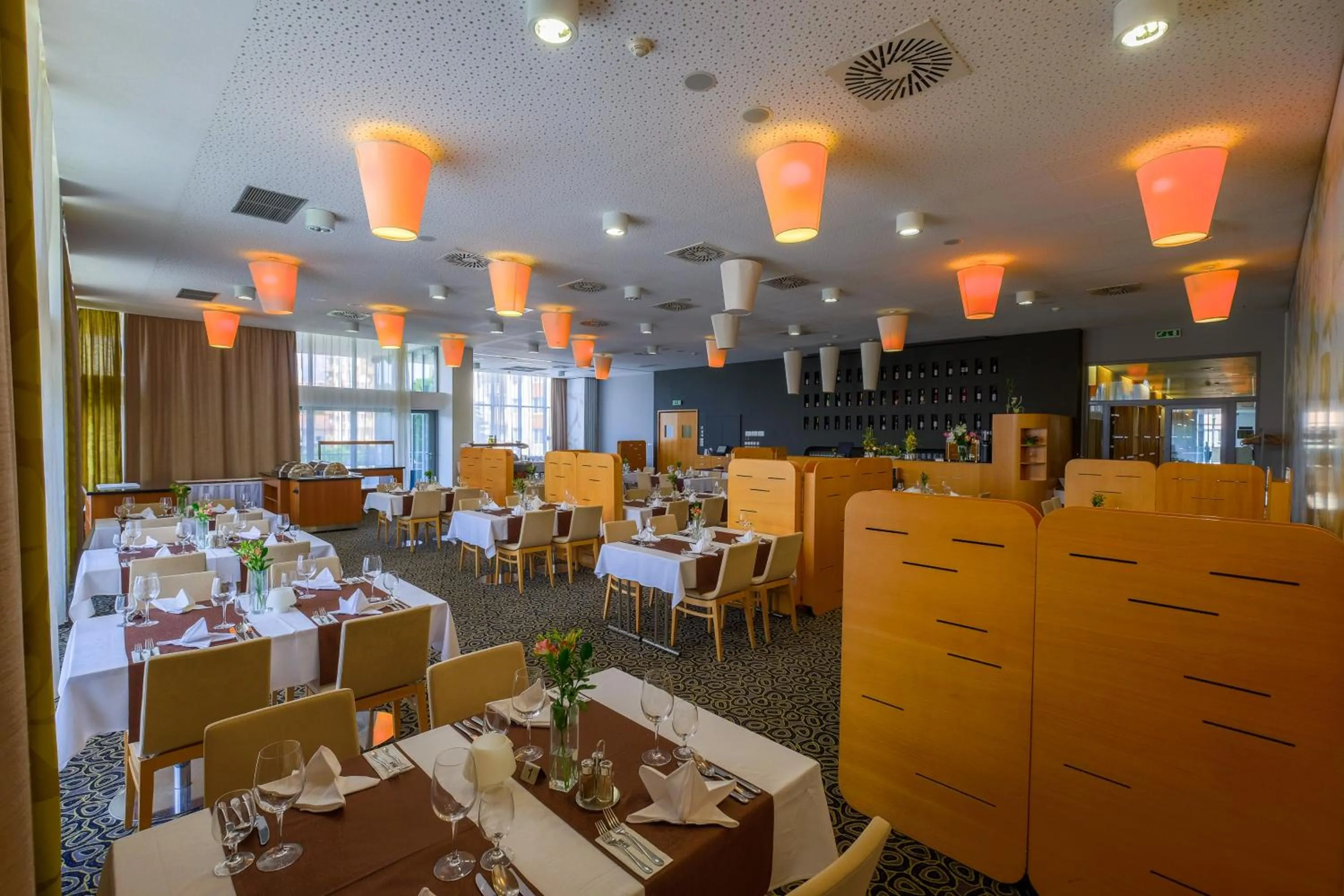Restaurant/places to eat in Business Hotel Astrum Laus
